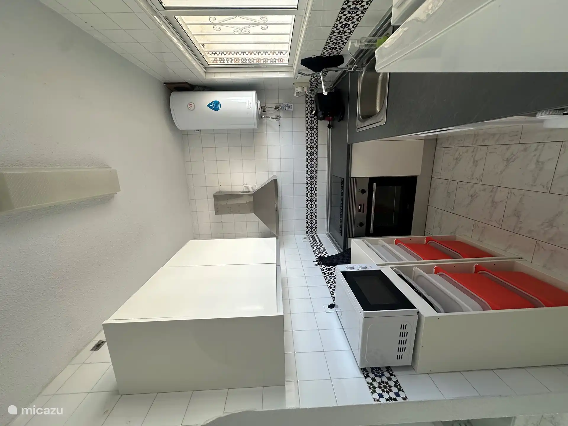 Cocina con electrodoméstico nuevo y lavavajillas