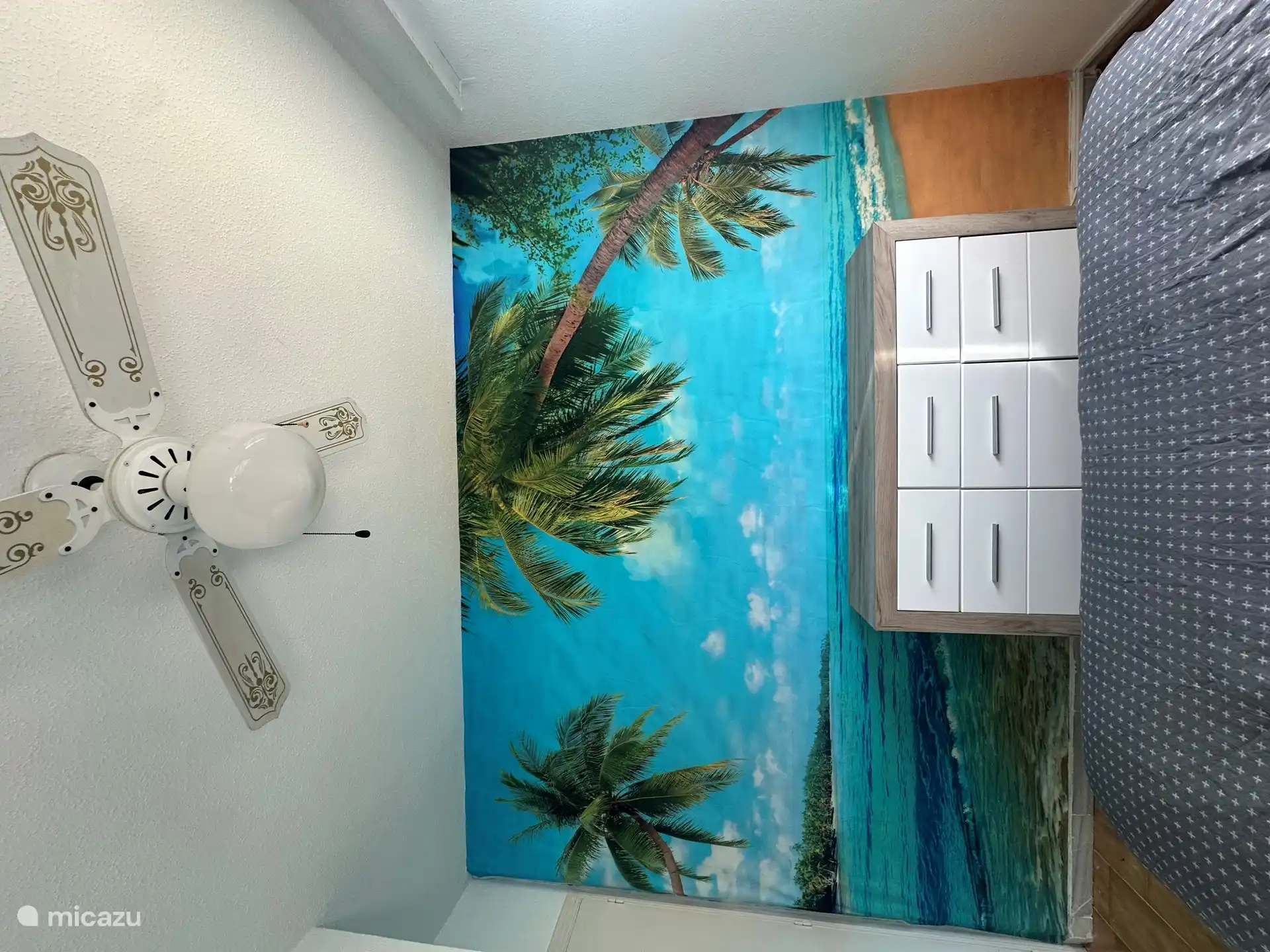 Dormitorio con cama doble y aire acondicionado 