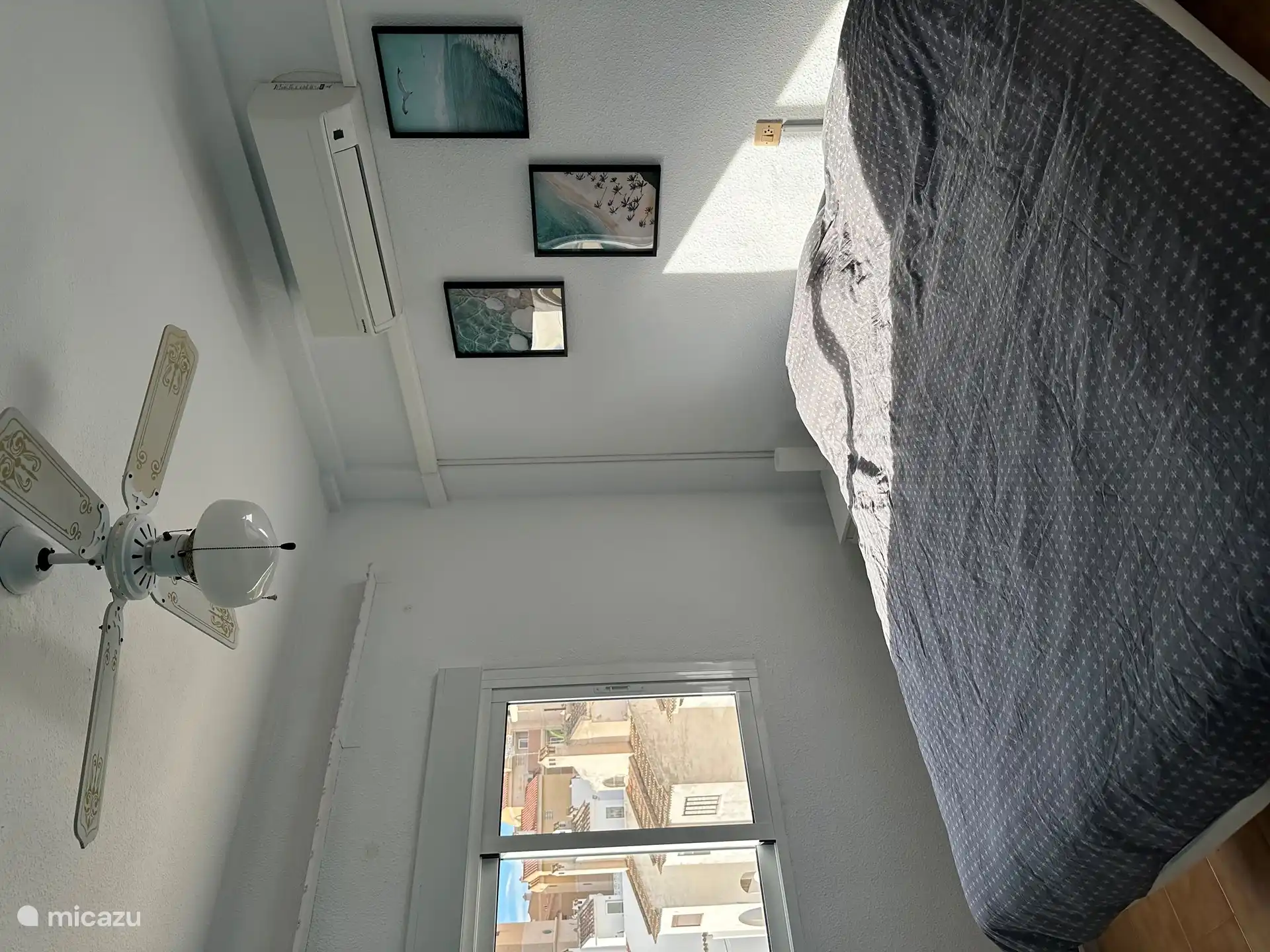 Dormitorio con cama doble y aire acondicionado 