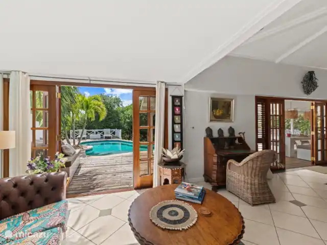 Villa Ranje Louise huren in Curaçao, Curacao-Midden, Piscadera - bungalow Woonkamer met openslaande deuren naar de veranda