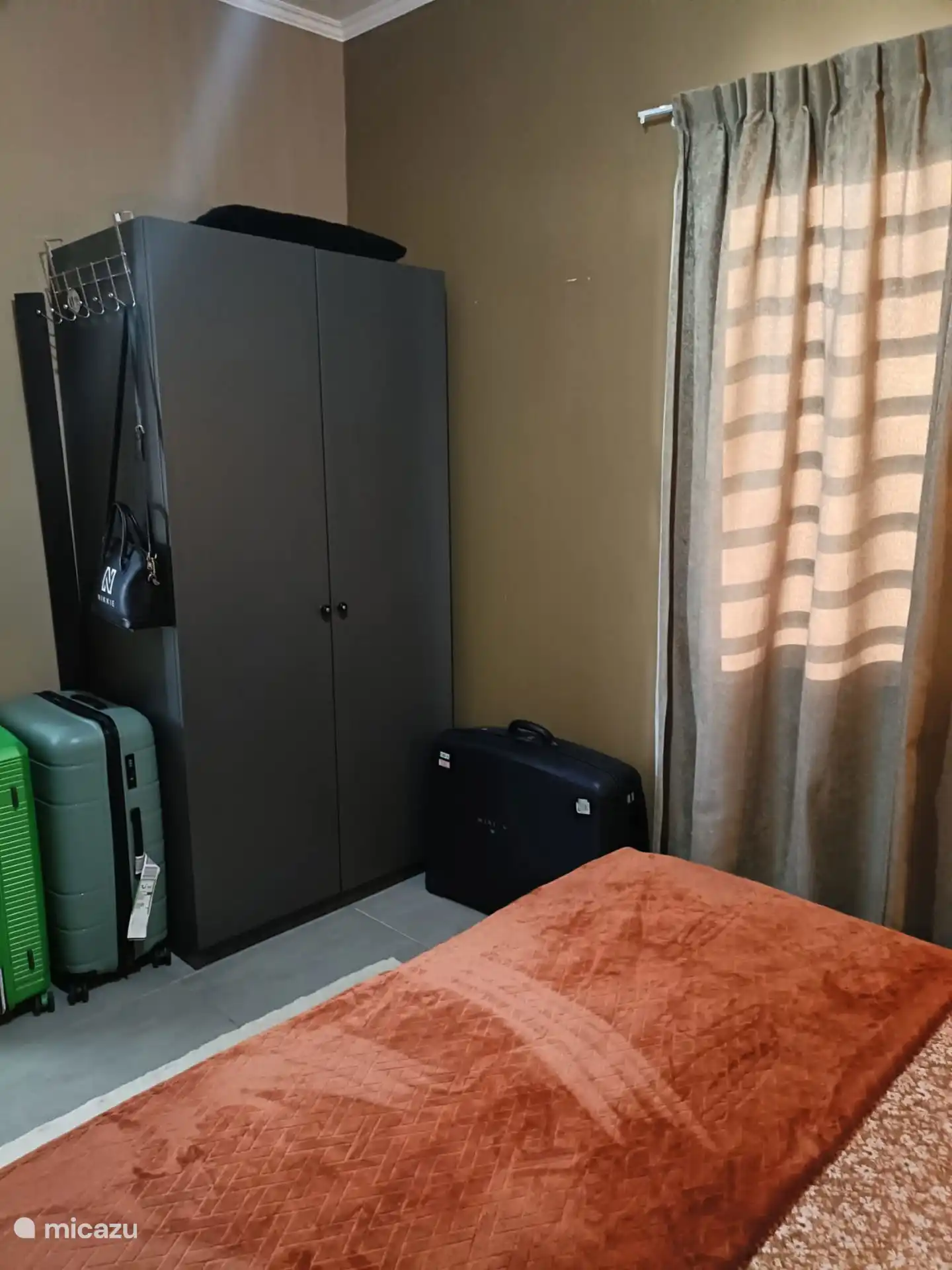 Das Hauptschlafzimmer hat einen Kleiderschrank und einen Tresor.