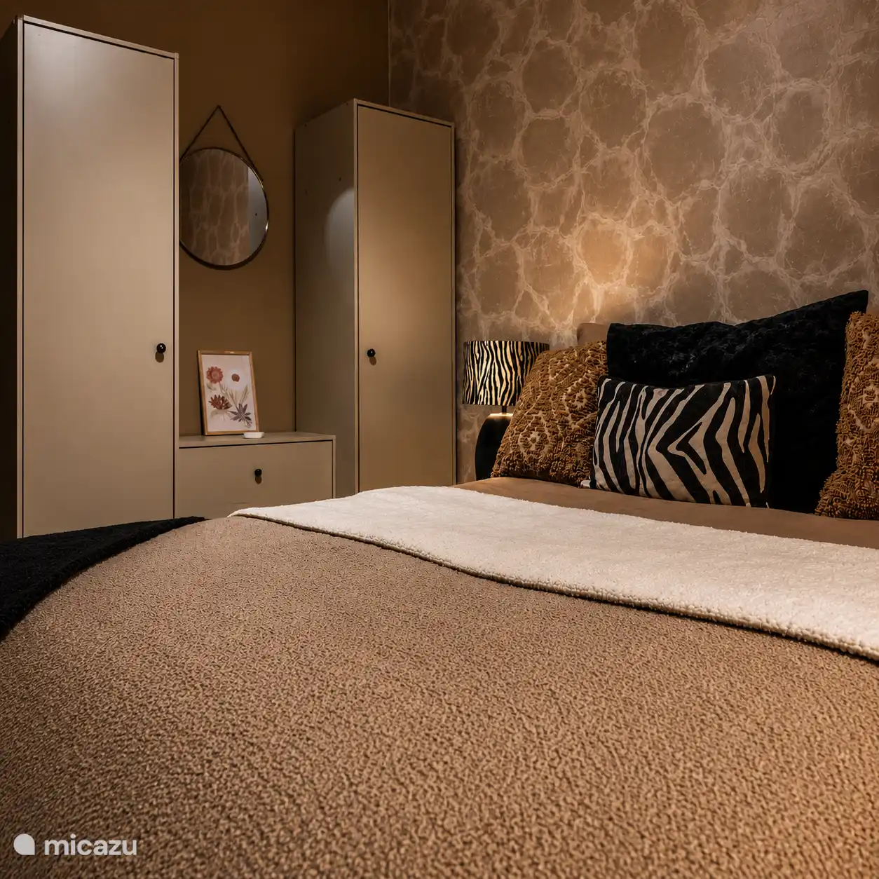  Geschmackvoll eingerichtetes Schlafzimmer mit einem bequemen Bett von 140 x 200 cm, ausgestattet mit einer hochwertigen Matratze und einem Topper. Beinhaltet Kommode, Kleiderschrank und Klimaanlage für zusätzlichen Komfort.