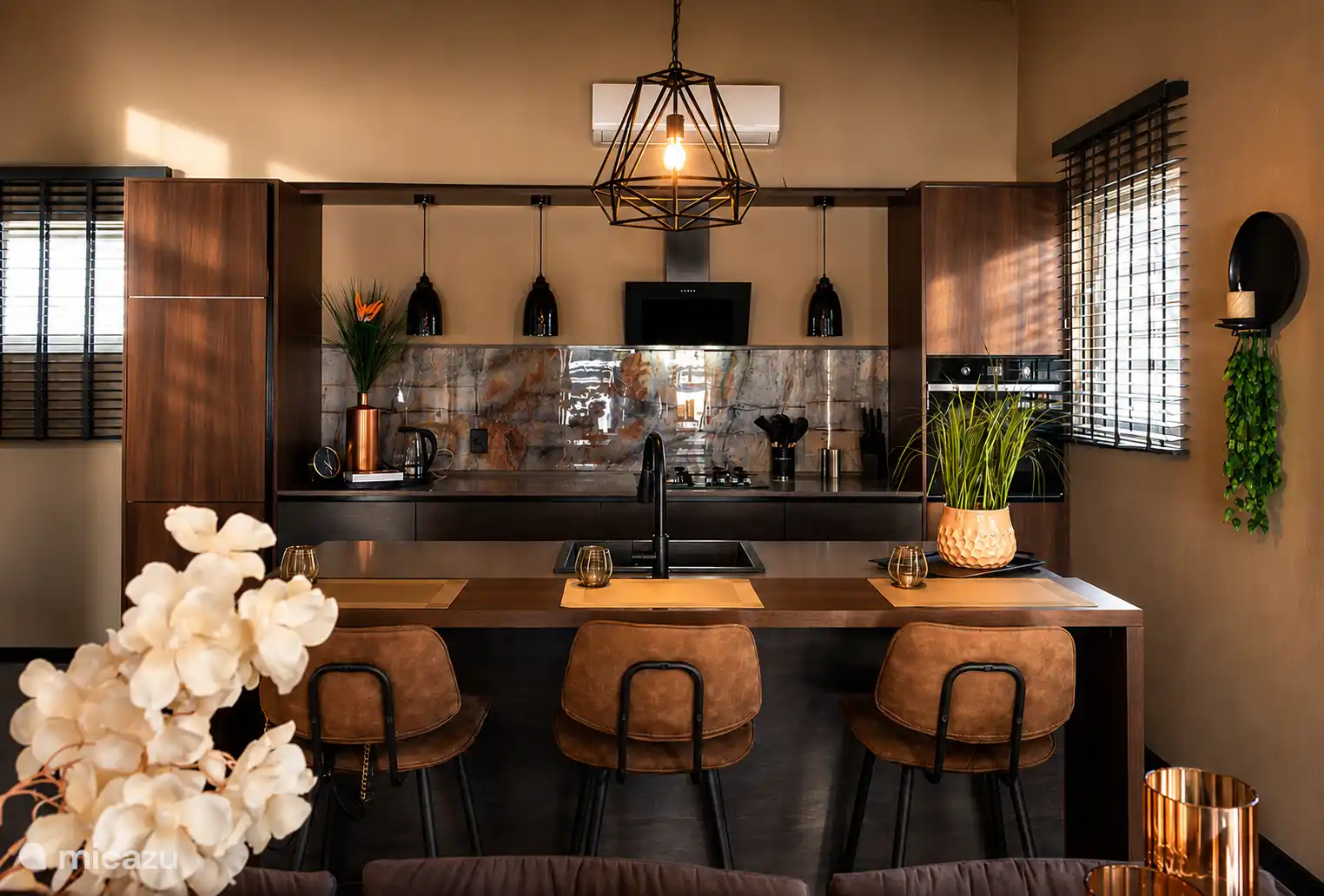 Stilvolle, offene Küche mit Bar und Kücheninsel. Der perfekte Ort für Frühstück, Kaffee oder Cocktail. Direkt mit Wohnzimmer und Esszimmer verbunden, sodass man immer zusammen ist. 