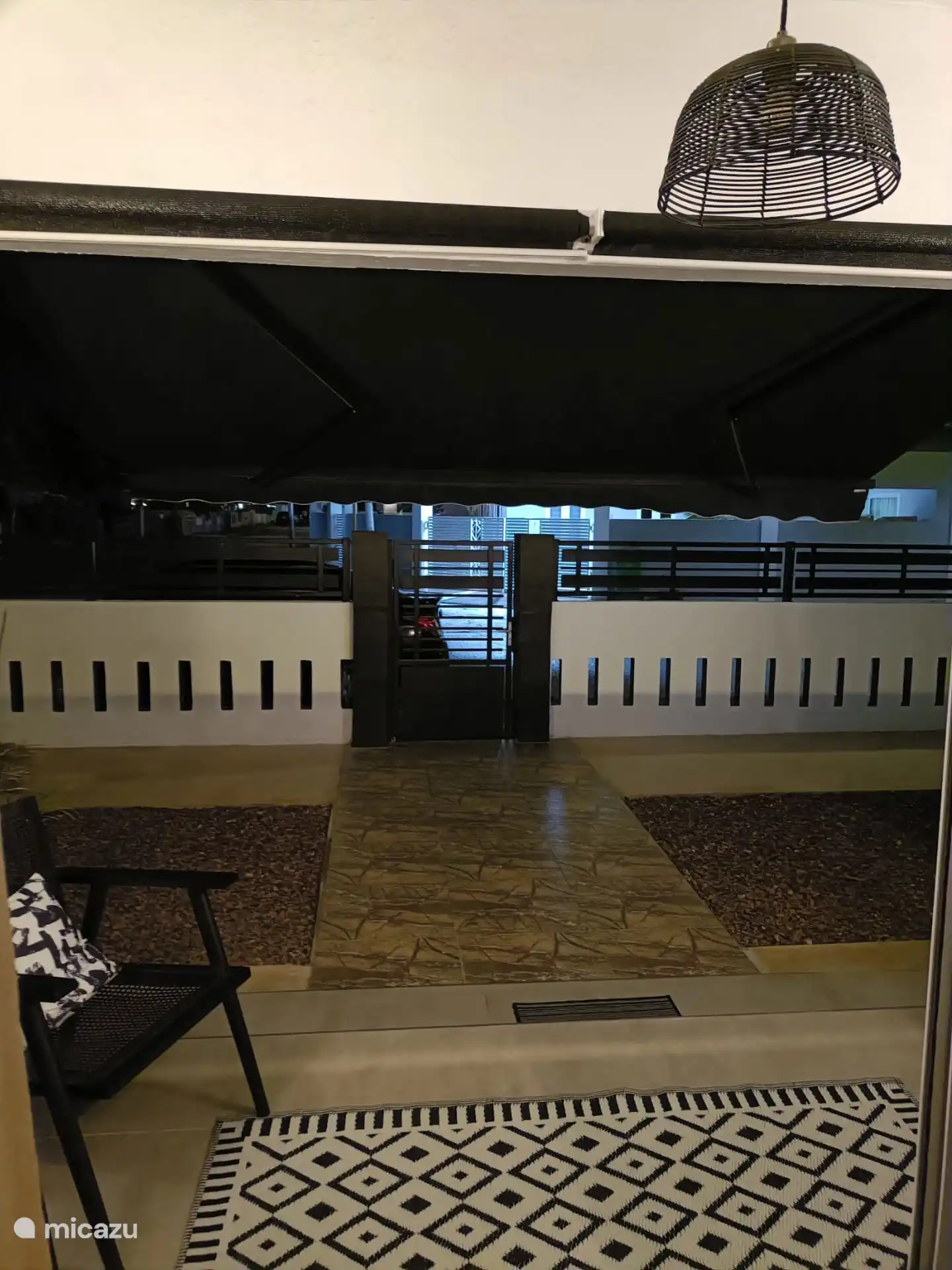 Vom Balkon vorne genießen Sie eine ungehinderte Sicht. Dank des Vordachs können Sie sowohl die Sonne als auch einen angenehmen schattigen Bereich genießen