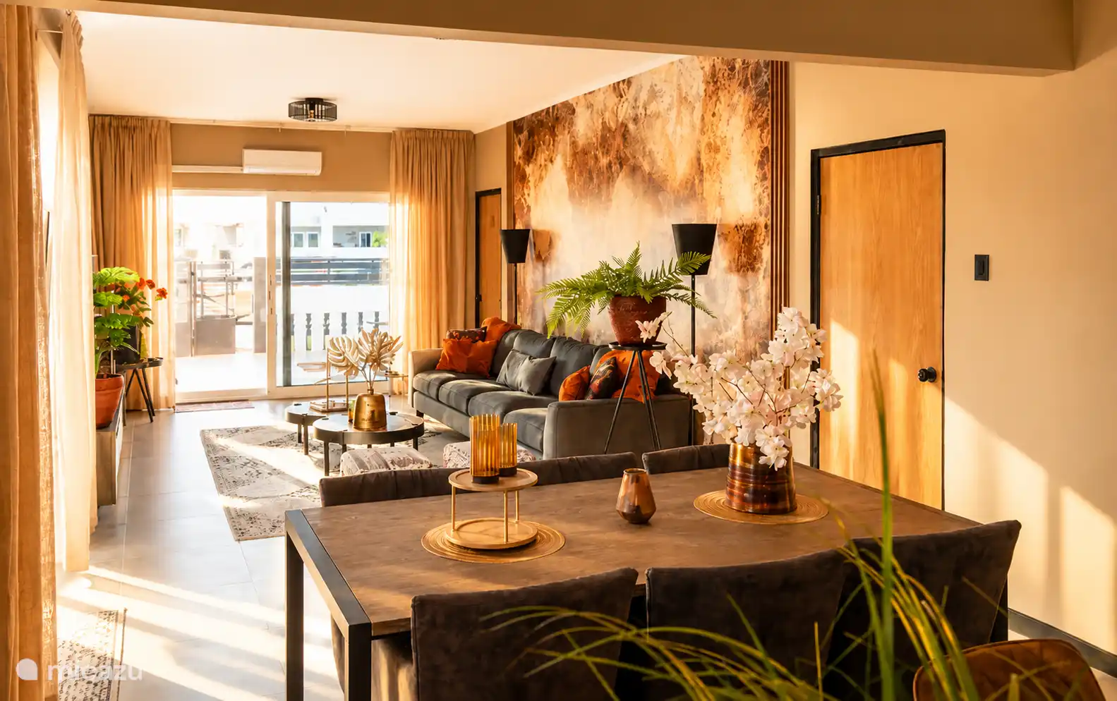 Geschmackvoll eingerichtetes Wohnzimmer/Esszimmer.