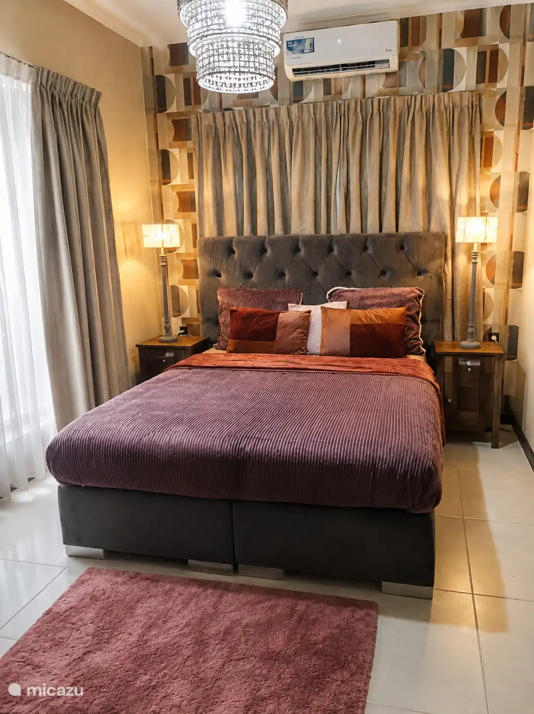 Hauptschlafzimmer mit einem bequemen Bett von 160 x 200 cm, ausgestattet mit einer hochwertigen Matratze und einem Topper. Beinhaltet zwei Nachttische mit Tischlampen und Klimaanlage für zusätzlichen Komfort. Schlaf gut.