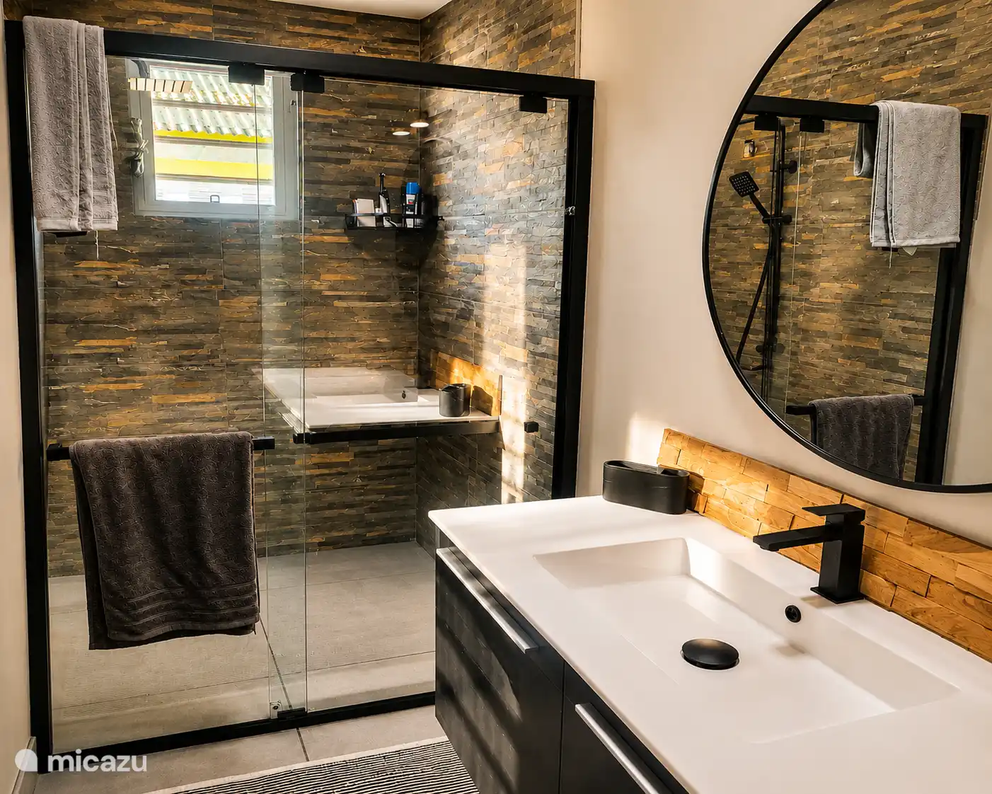 Badezimmer mit eigenem Bad, gehört zum Hauptschlafzimmer. Ausgestattet mit einer geräumigen Regendusche, einer schwimmenden Toilette, einem Föhn und einem Schminkspiegel. Ein gemütlicher Ort, um den Tag frisch und entspannt zu beginnen. 