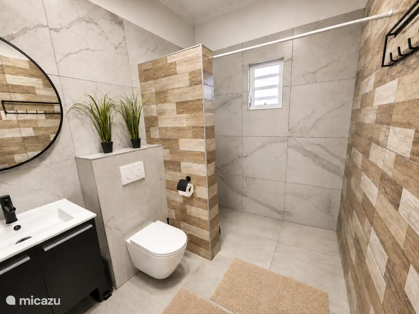 Zweites Badezimmer mit Regendusche und warmem Wasser. Ausgestattet mit Waschbecken, schwimmender Toilette und Föhn. Ein komfortabler und moderner Raum für alltägliche Bequemlichkeit. 