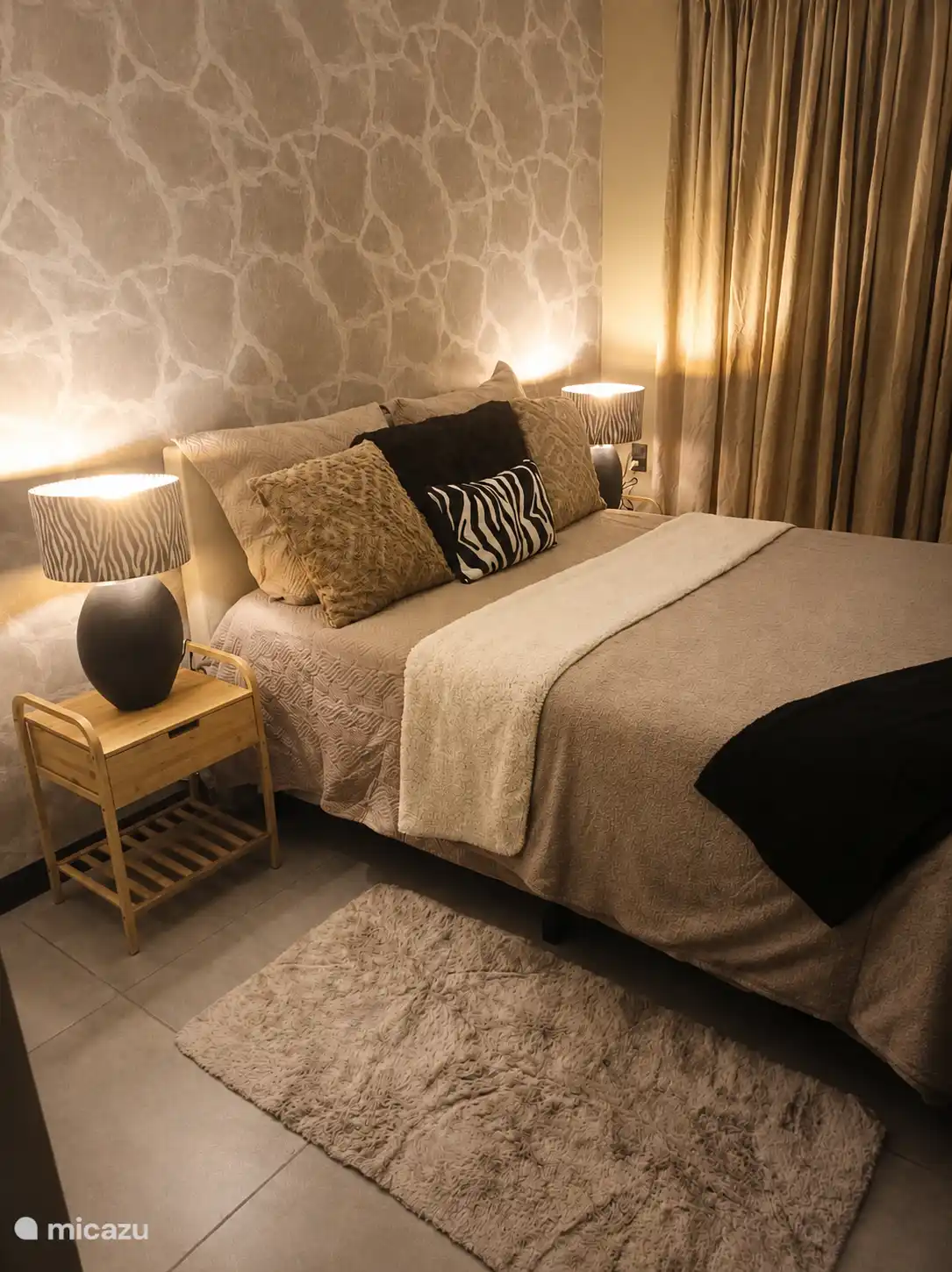 Schlafzimmer mit Nachttischen und Tischlampen.