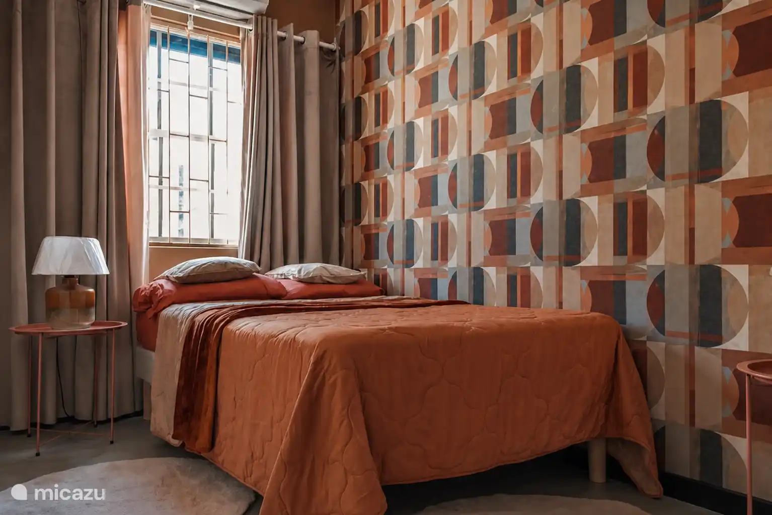 Komfortables Schlafzimmer mit einem Bett von 120 x 200 cm, ausgestattet mit einer hochwertigen Matratze und einem Topper. Beinhaltet Klimaanlage, Kleiderschrank, Nachttische und Tischlampen für einen angenehmen Aufenthalt. 