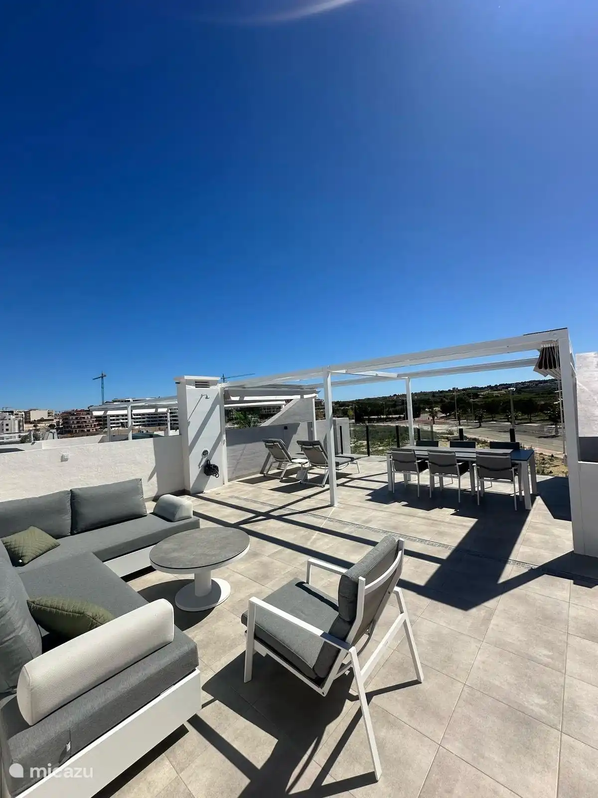 Dachterrasse von über 65 m2 mit Außendusche.