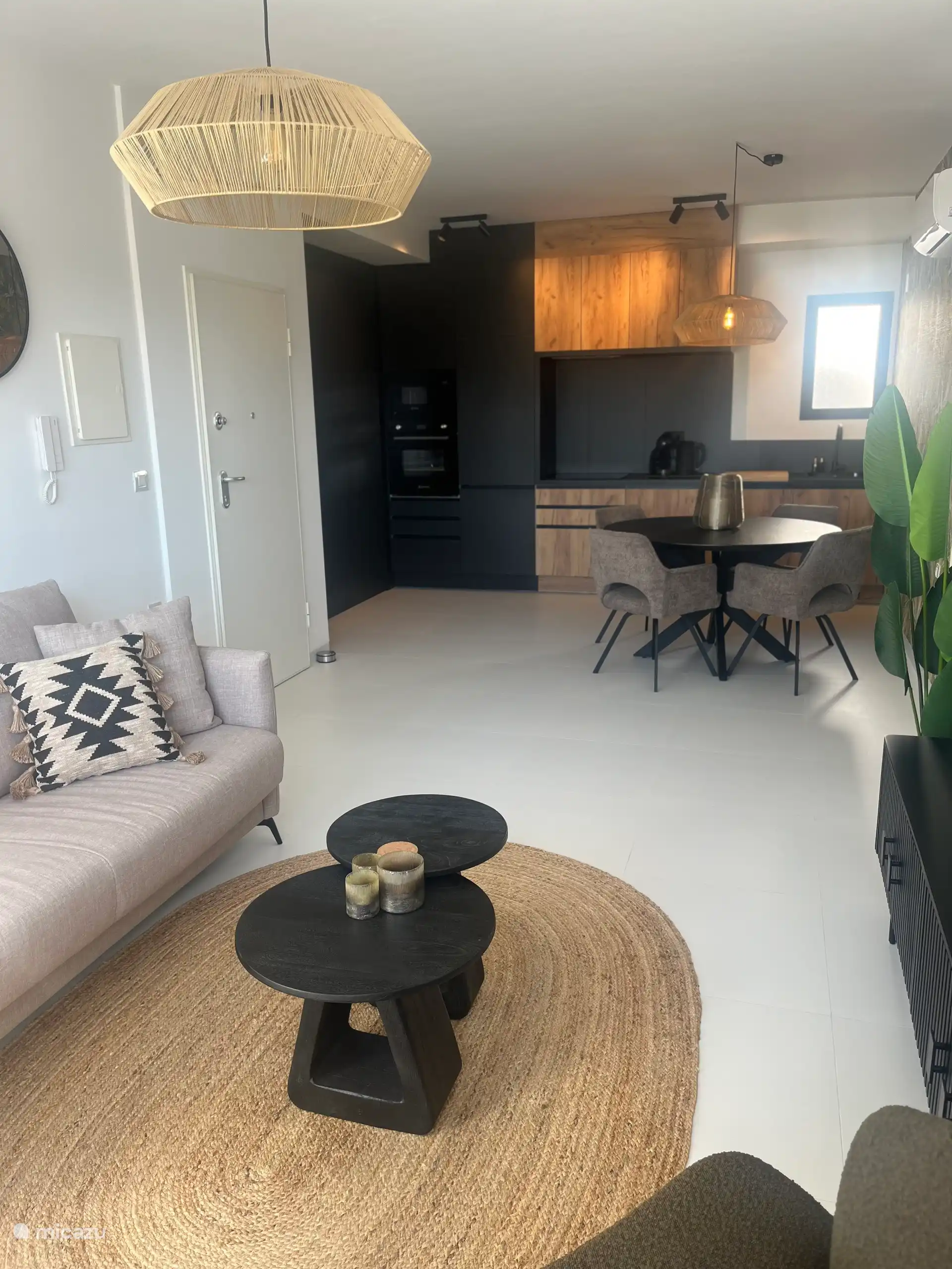 Im zusätzlichen Stauraum der Küche befinden sich eine Waschmaschine, ein Wäscheständer, ein Bügelbrett und ein Bügeleisen