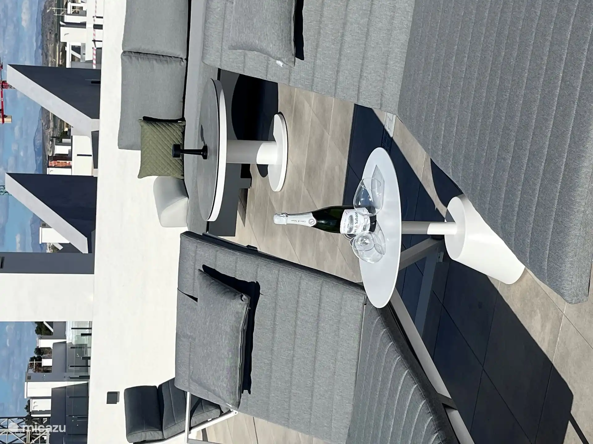 Die private Dachterrasse ist der perfekte Ort für einen schönen Drink