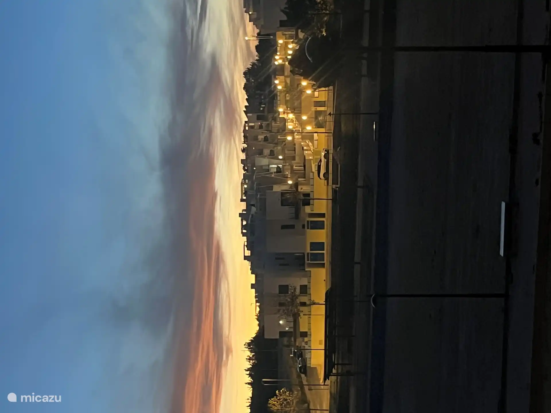 Der Komplex bei Nacht