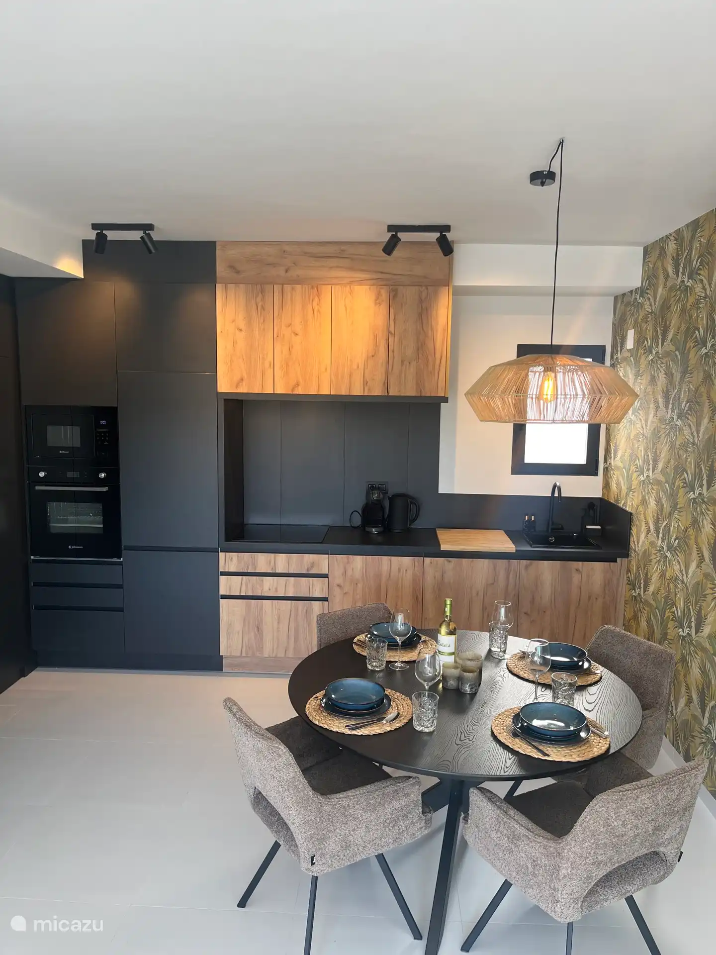 Geräumige Küche mit Backofen, Mikrowelle und Geschirrspüler