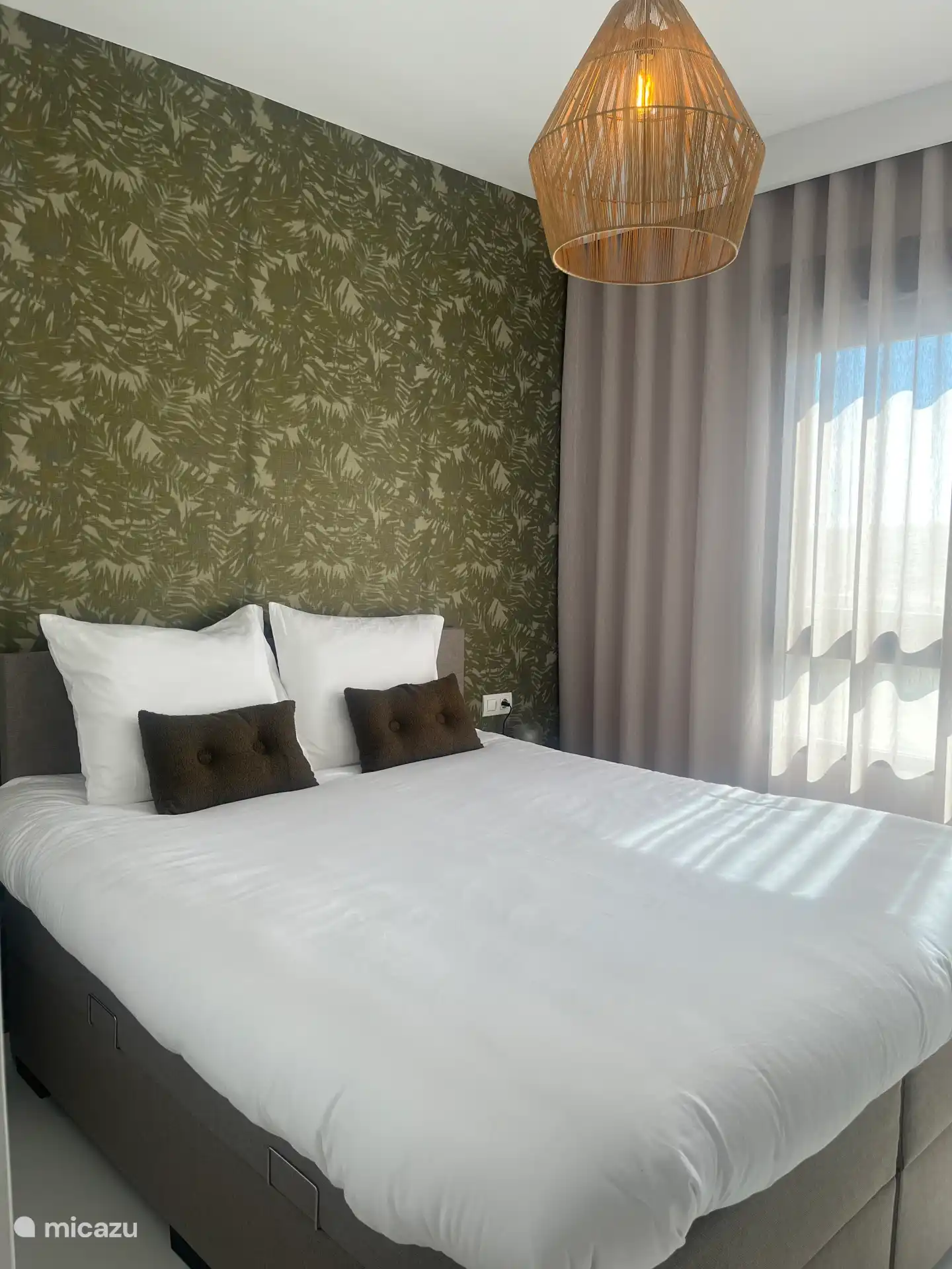 Doppeltes Boxspringbett und Klimaanlage im Schlafzimmer