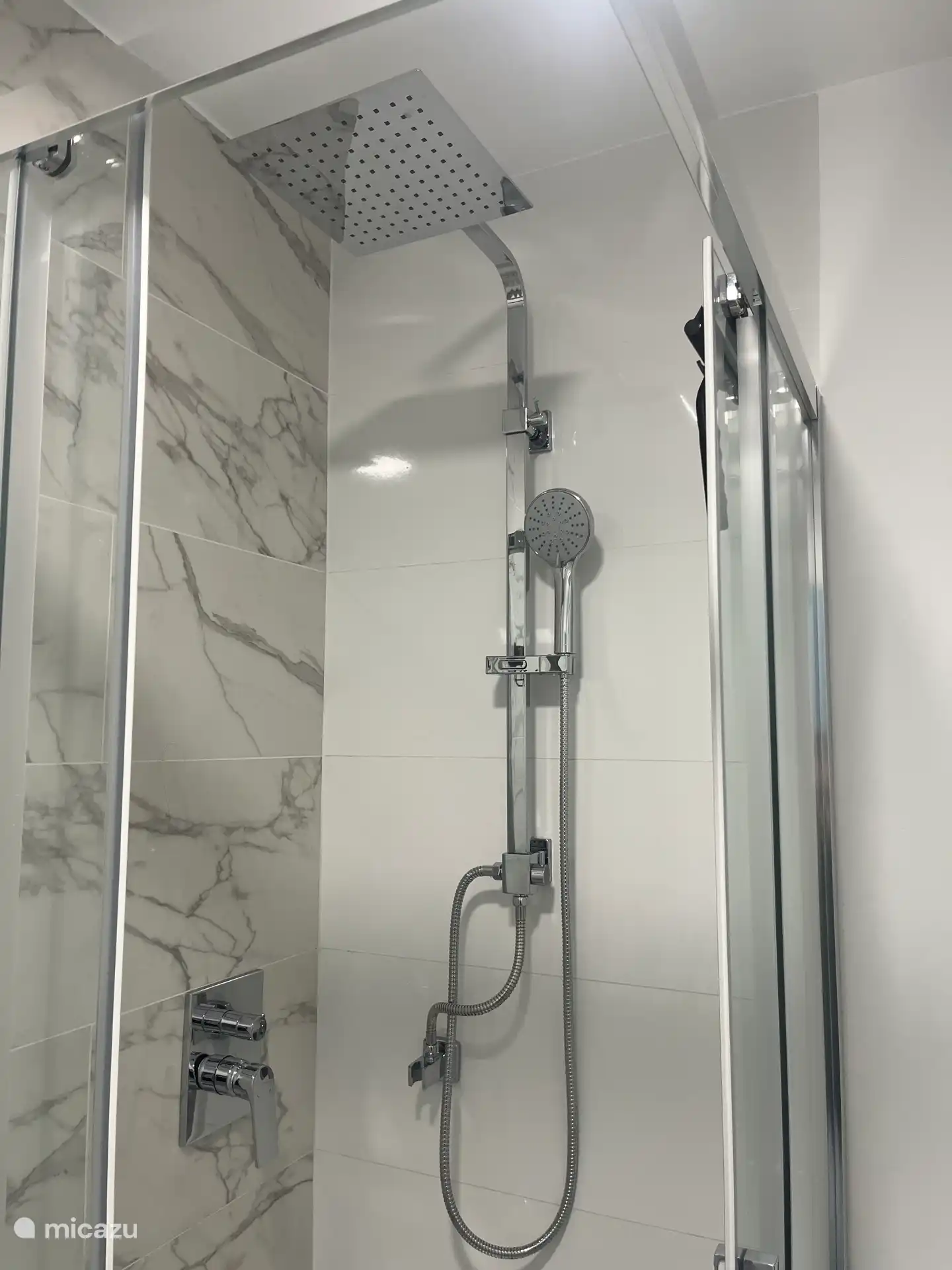 Regendusche, Haartrockner und Glätteisen vorhanden