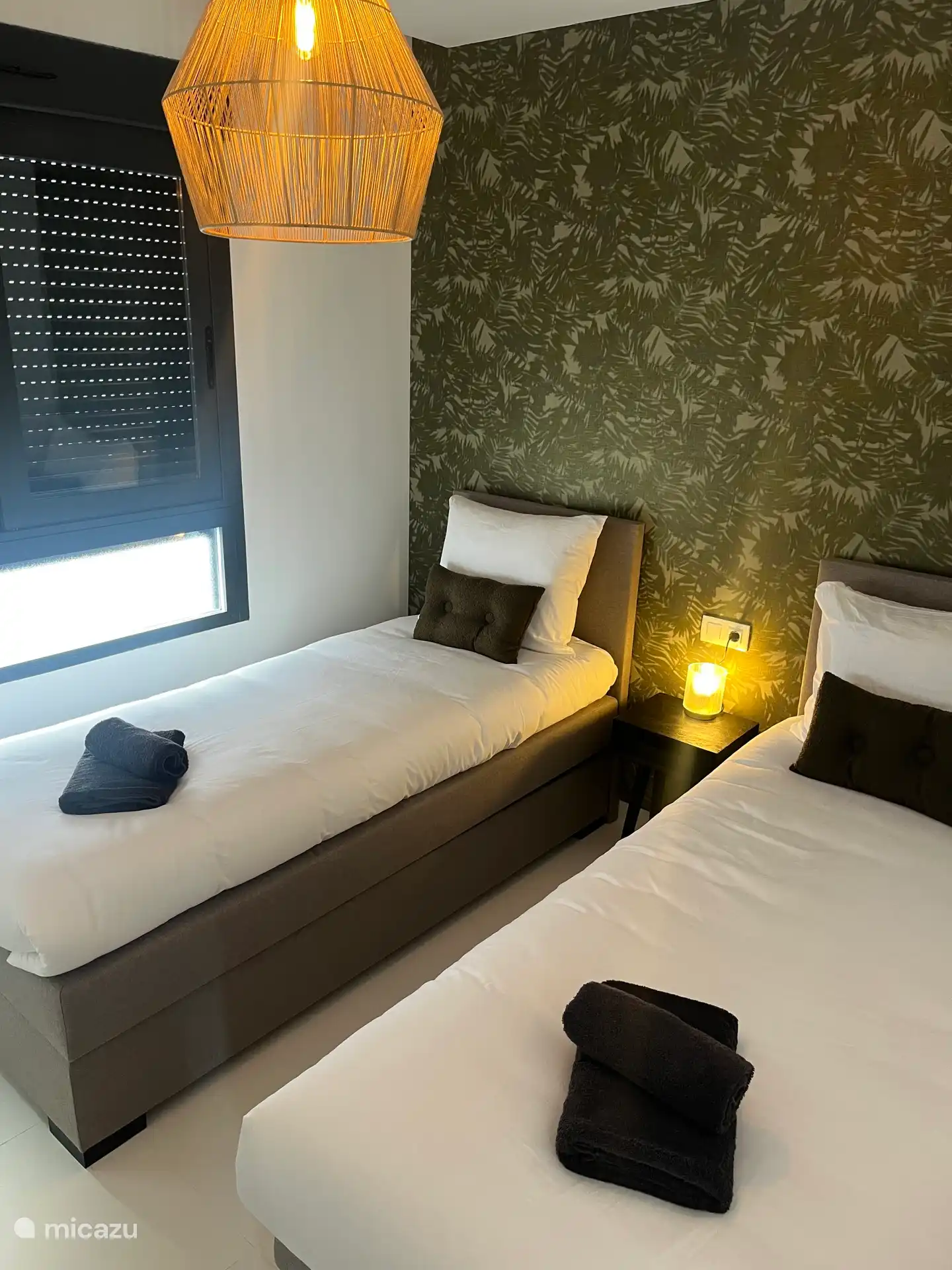 2 separate Boxspringbetten, die zusammengesteckt werden können