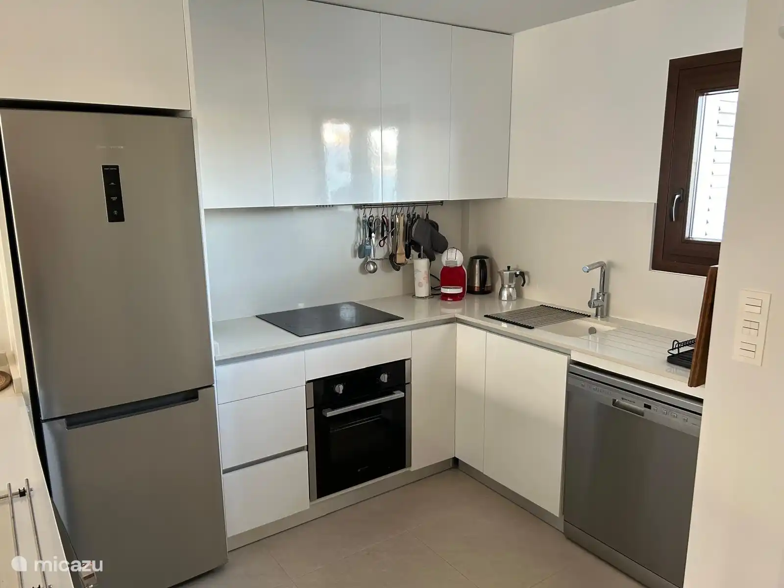 Schöne, modern ausgestattete offene Küche 