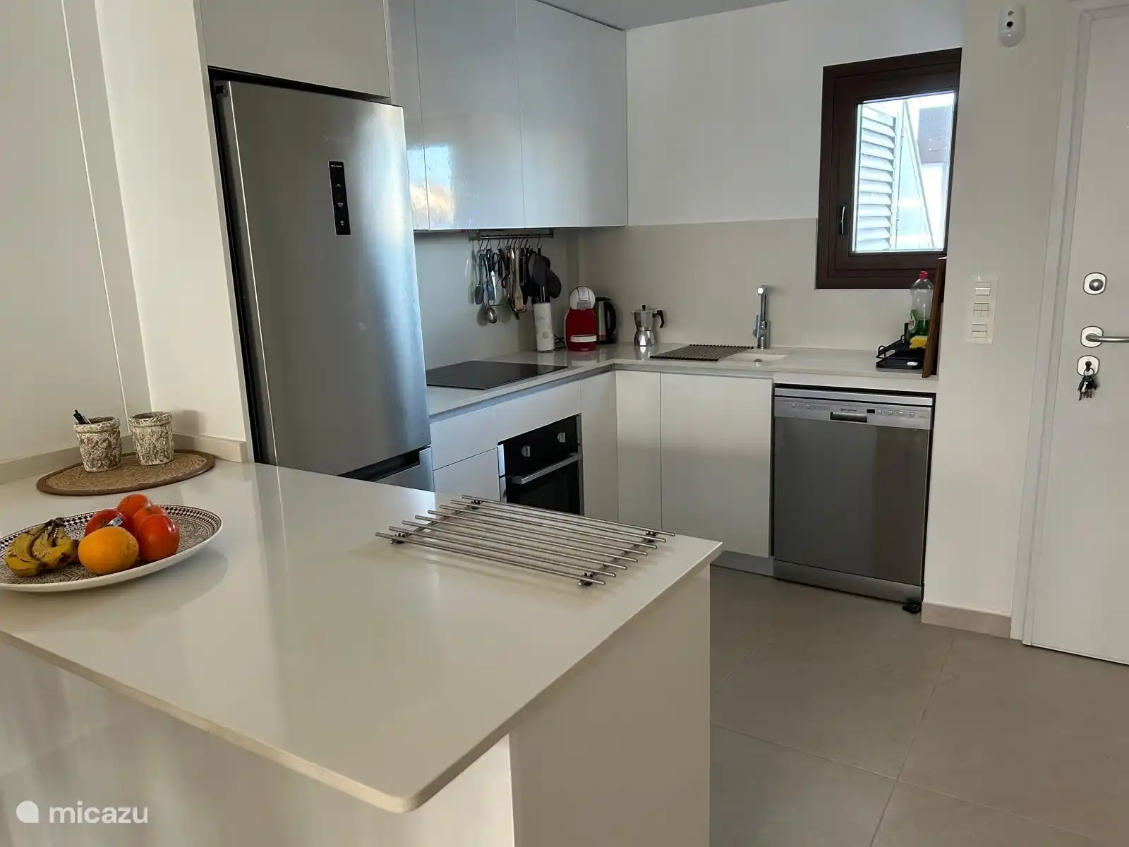 Schöne moderne Küche mit Waschmaschine, Geschirrspüler, Backofen, ...