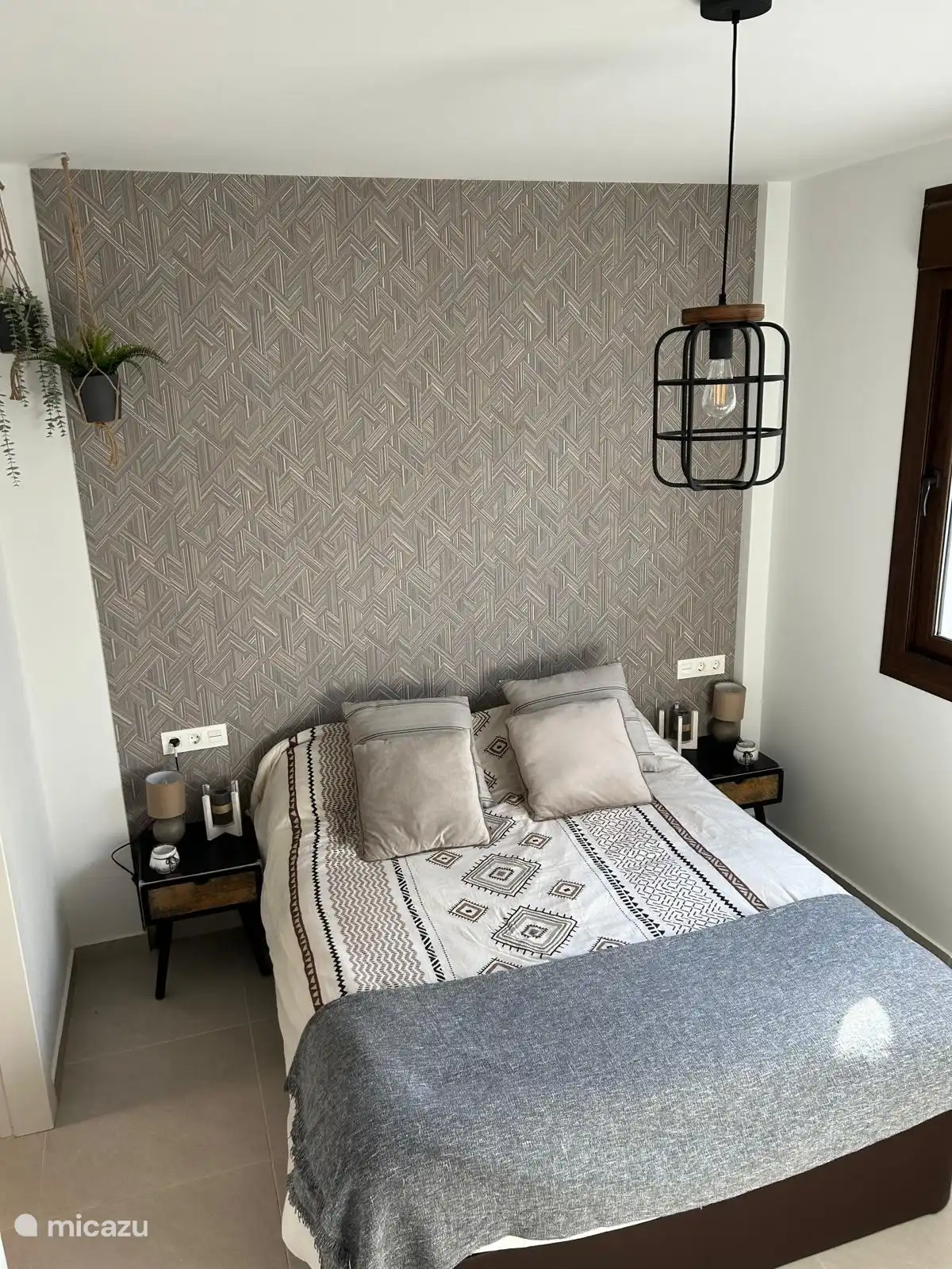 Großes Zimmer mit Doppelbett und eigenem Bad. Völlig privat.