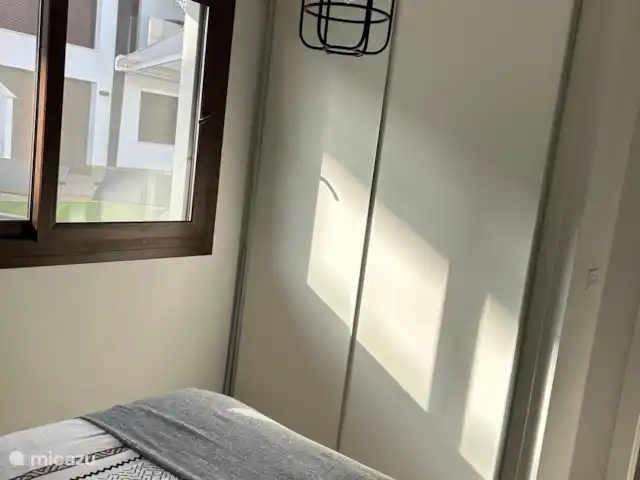 Casa del Sol  | Espagne, Costa Cálida, Lo Pagán - appartement Chambre avec lit double et salle de bain attenante, donnant sur la piscine, suffisamment privée.
Des volets partout. Armoires encastrées.