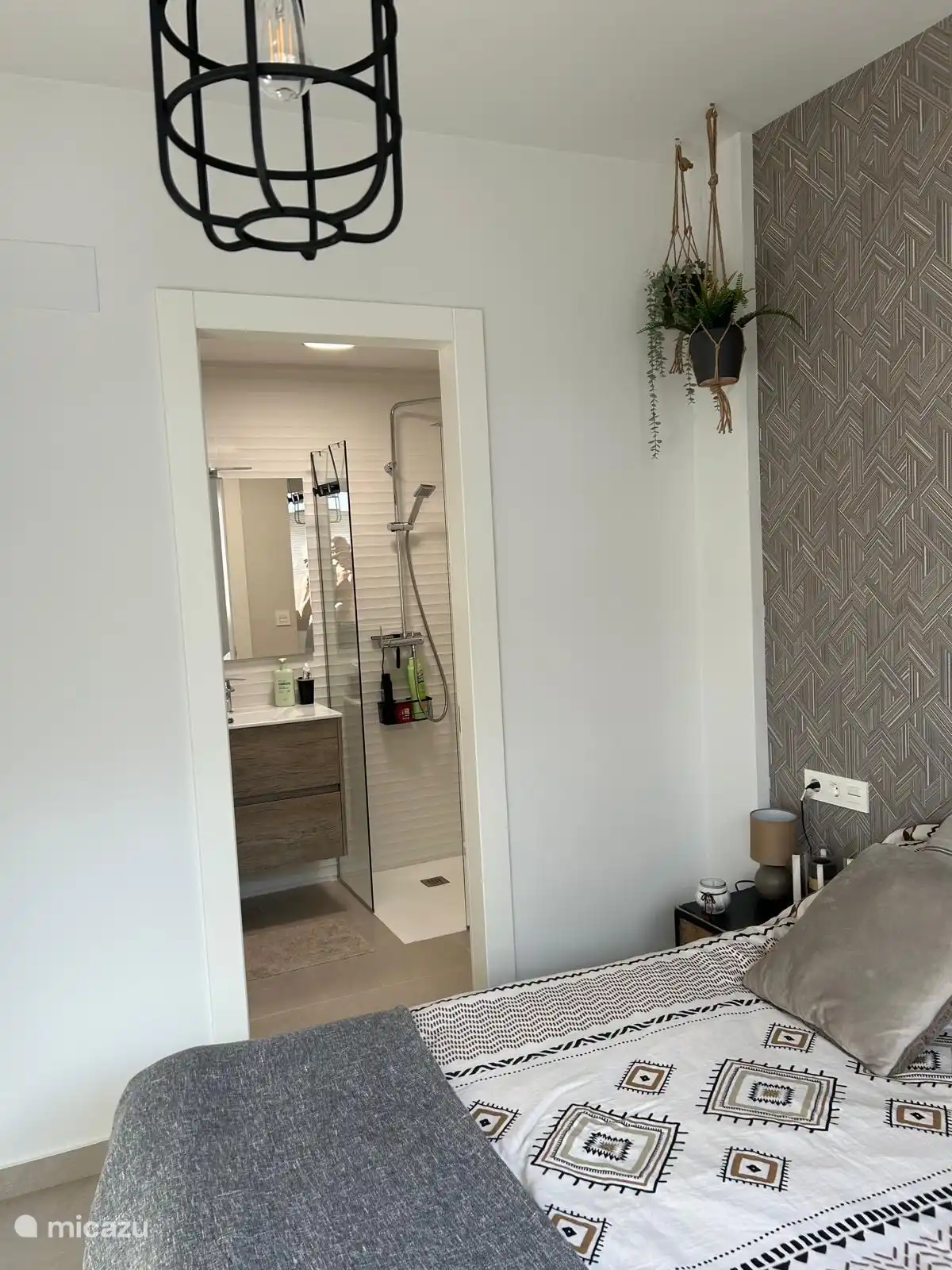 Ensuite Badezimmer zum Schlafzimmer mit Doppelbett. 