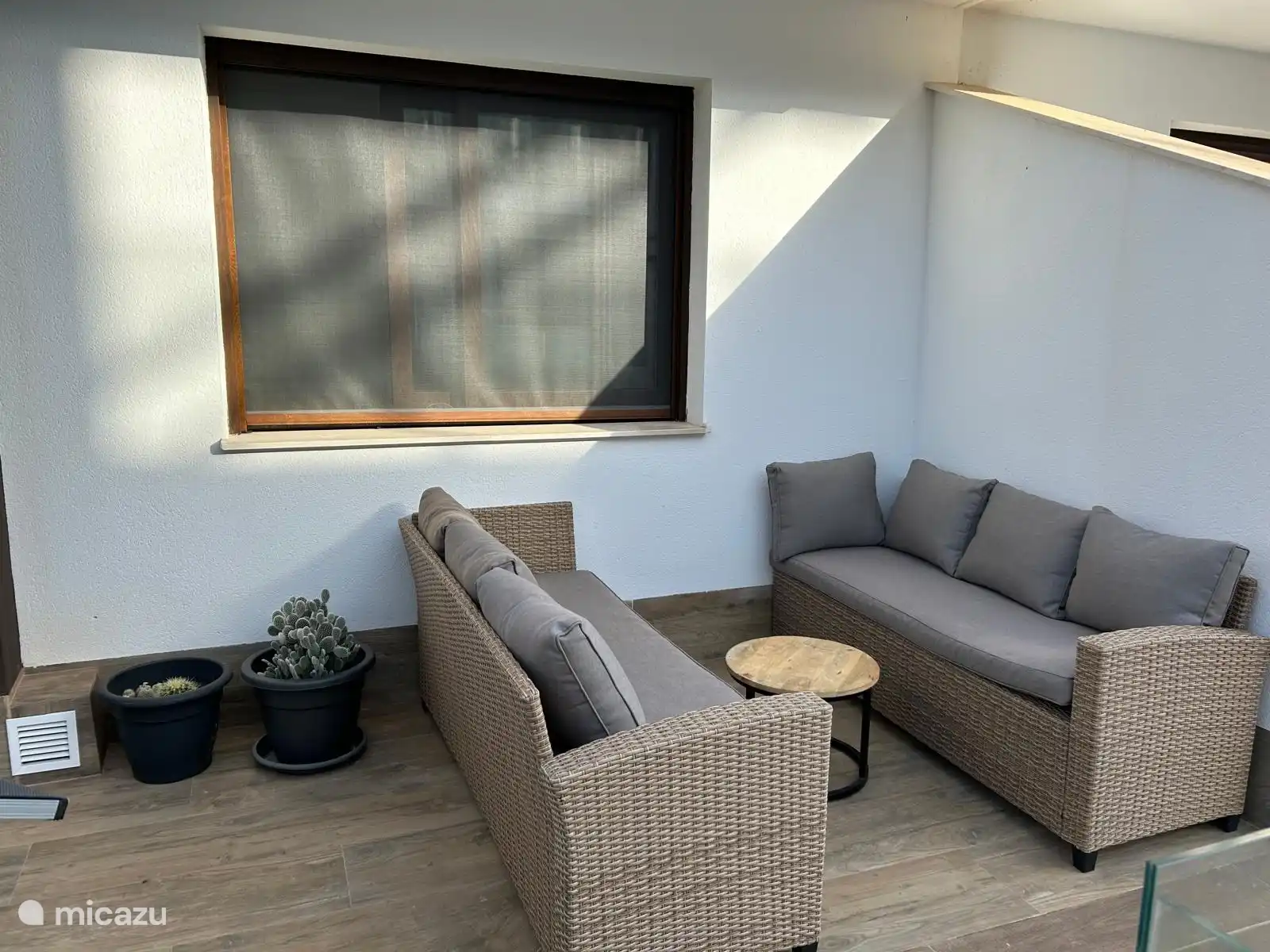 Liegestuhl auf der Rückseite der Terrasse am Pool. 