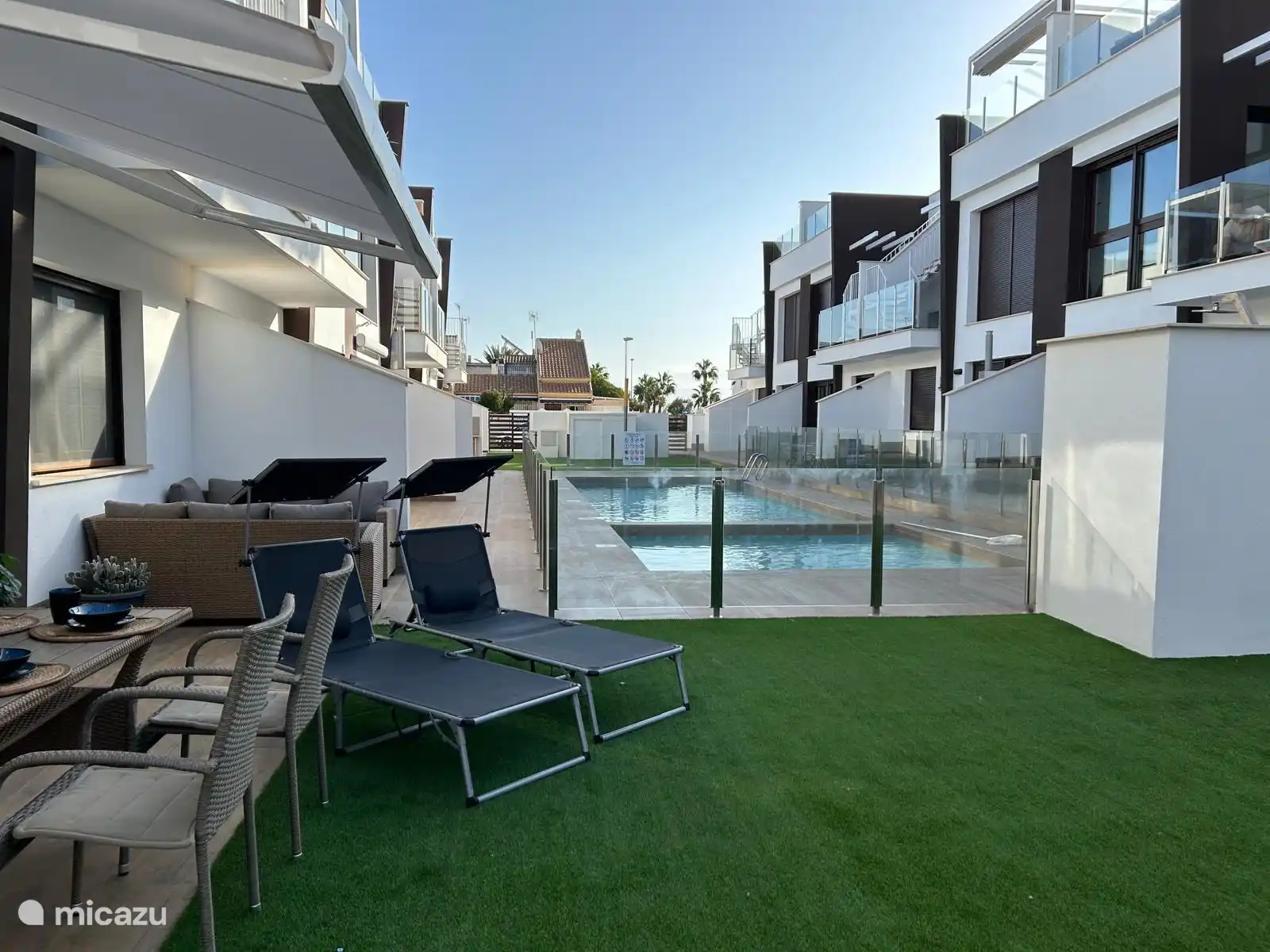 Unsere herrliche, sonnige Terrasse am Pool. Dieses Foto ist mit der Atmosphäre während des Abends.