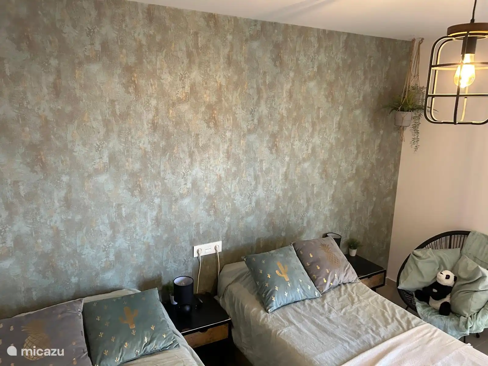 Schlafzimmer mit 2 Einzelbetten.
Bei Bedarf kann eine Matratze dazwischen gelegt werden, die aufgeblasen werden kann. Betten können immer noch zur Seite geschoben werden.