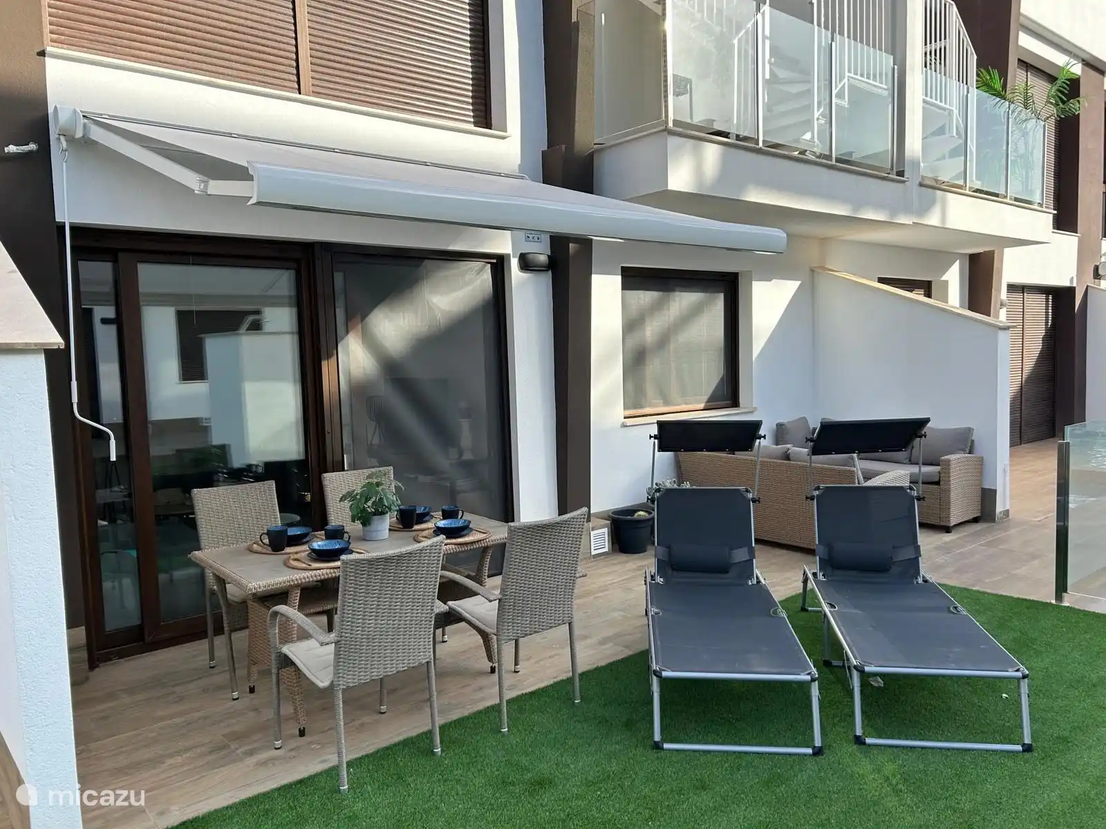 Schöne große Terrasse am Pool, komplett in der Sonne von morgens bis abends. 