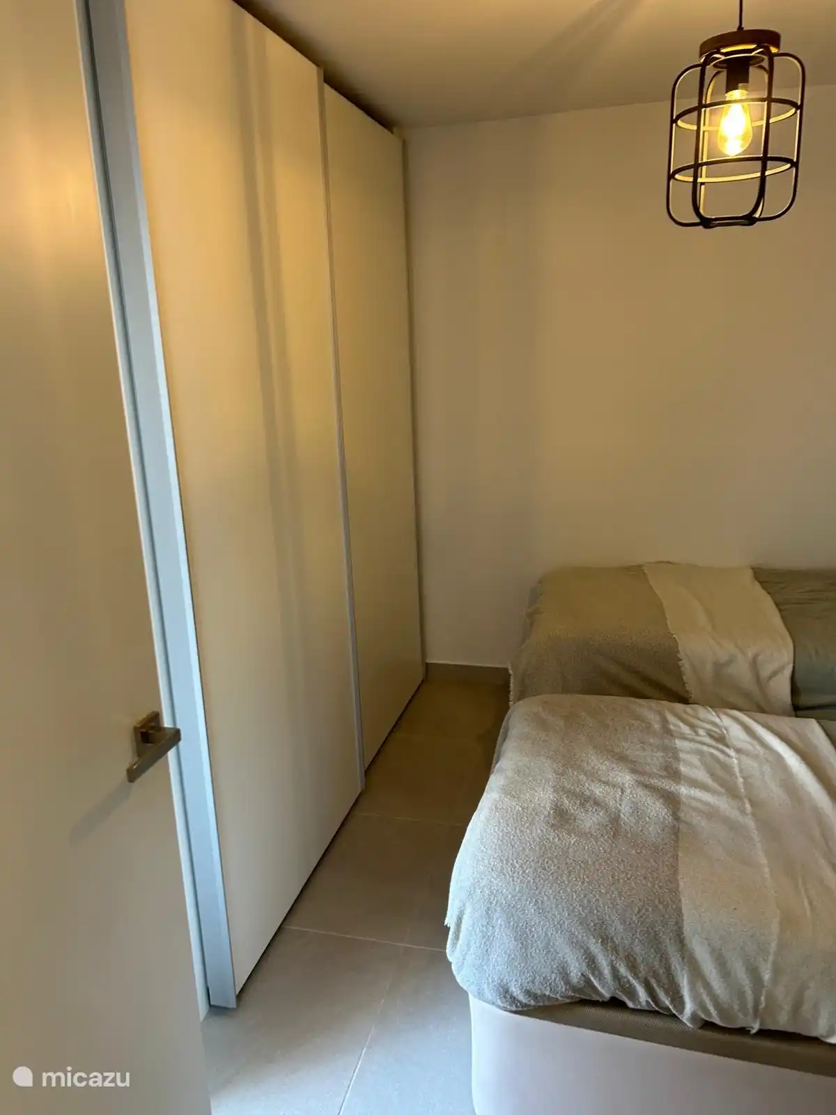 Schlafzimmer mit den 2 Einzelbetten, aber aus einer anderen Sicht. (Mit Einbauschränken)