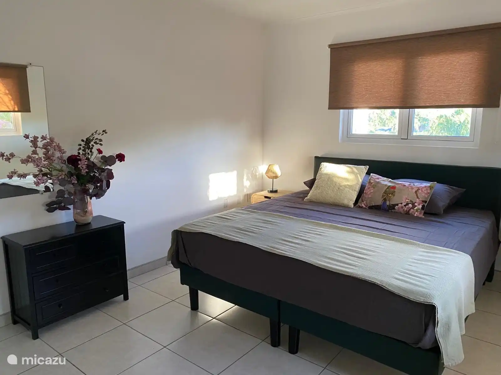 Schlafzimmer mit Kingsize-Bett mit orthopädischer Matratze, begehbarem Kleiderschrank und angrenzendem Badezimmer 