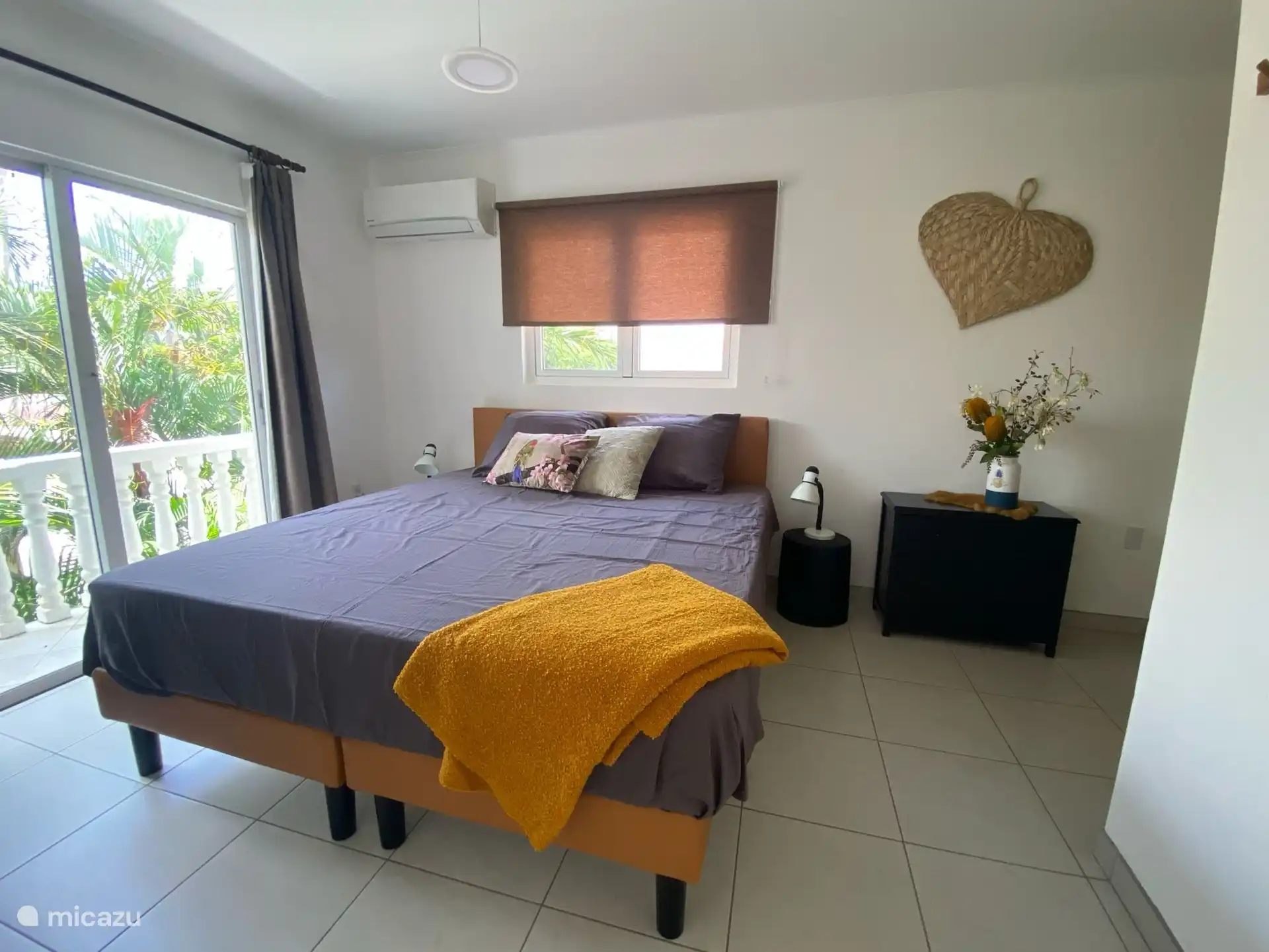 geräumiges Schlafzimmer mit Balkon