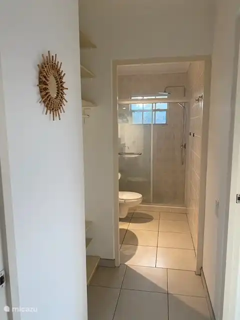 2 Badezimmer mit separater Toilette, Waschbecken und Dusche mit Regendusche und heißem Wasser