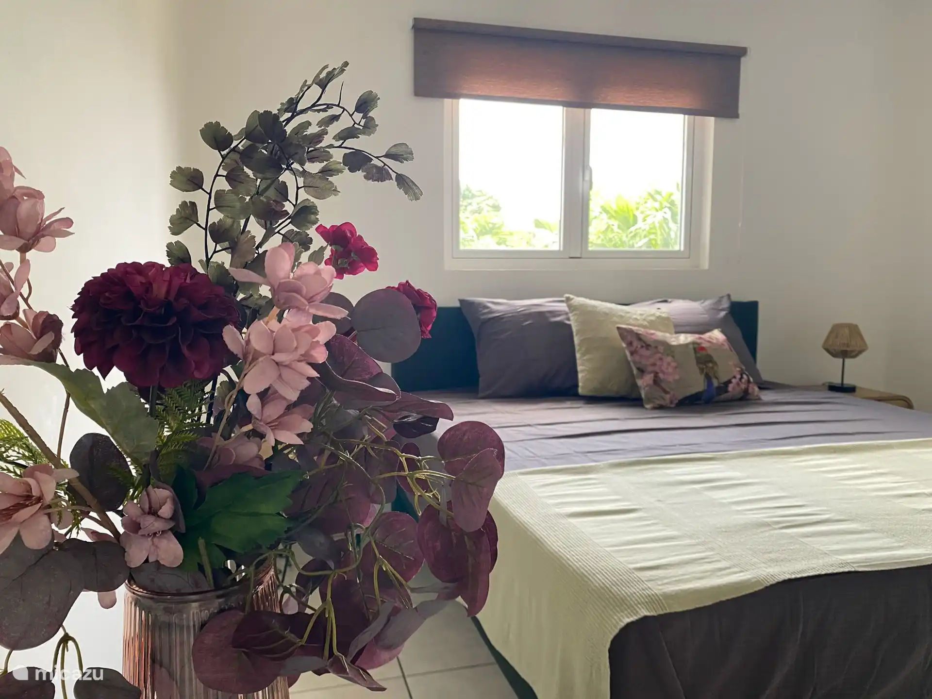 Geräumiges Schlafzimmer mit begehbarem Kleiderschrank und Kingsize-Bett 