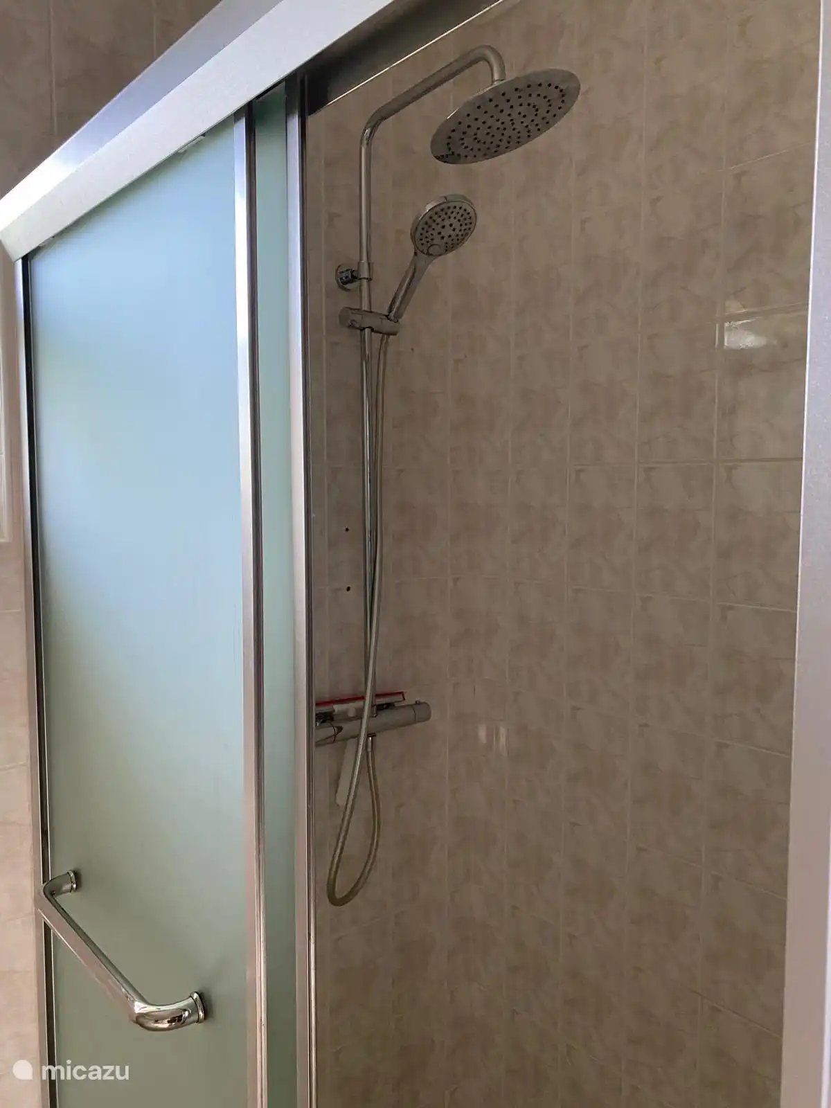 Doppelzimmer, 1 in jedem Schlafzimmer mit regenfestem und heißem Wasser