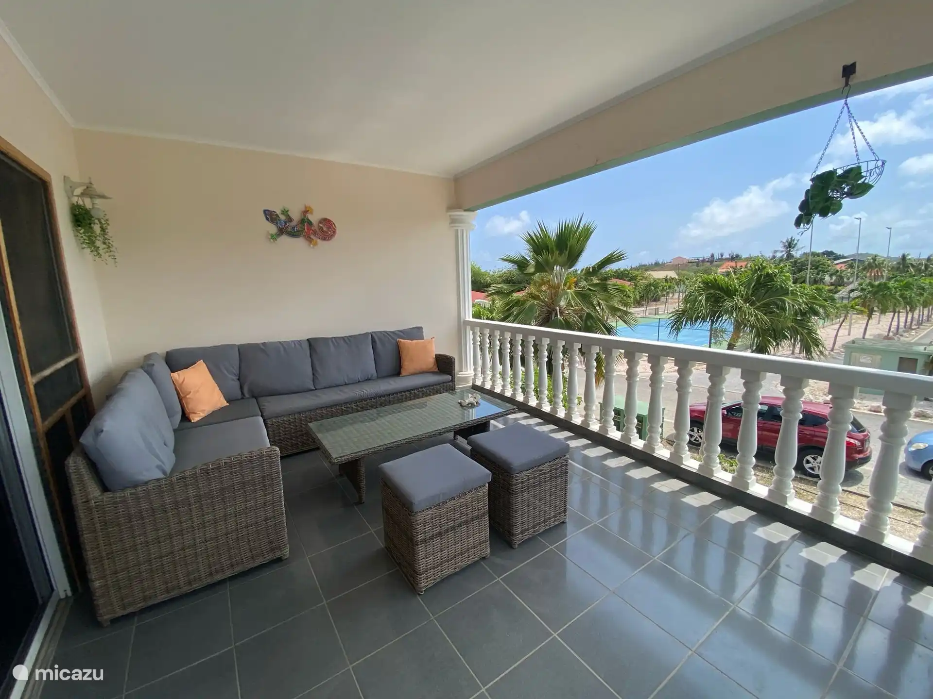 Veranda mit Blick auf den Tennisplatz und den Swimmingpool
