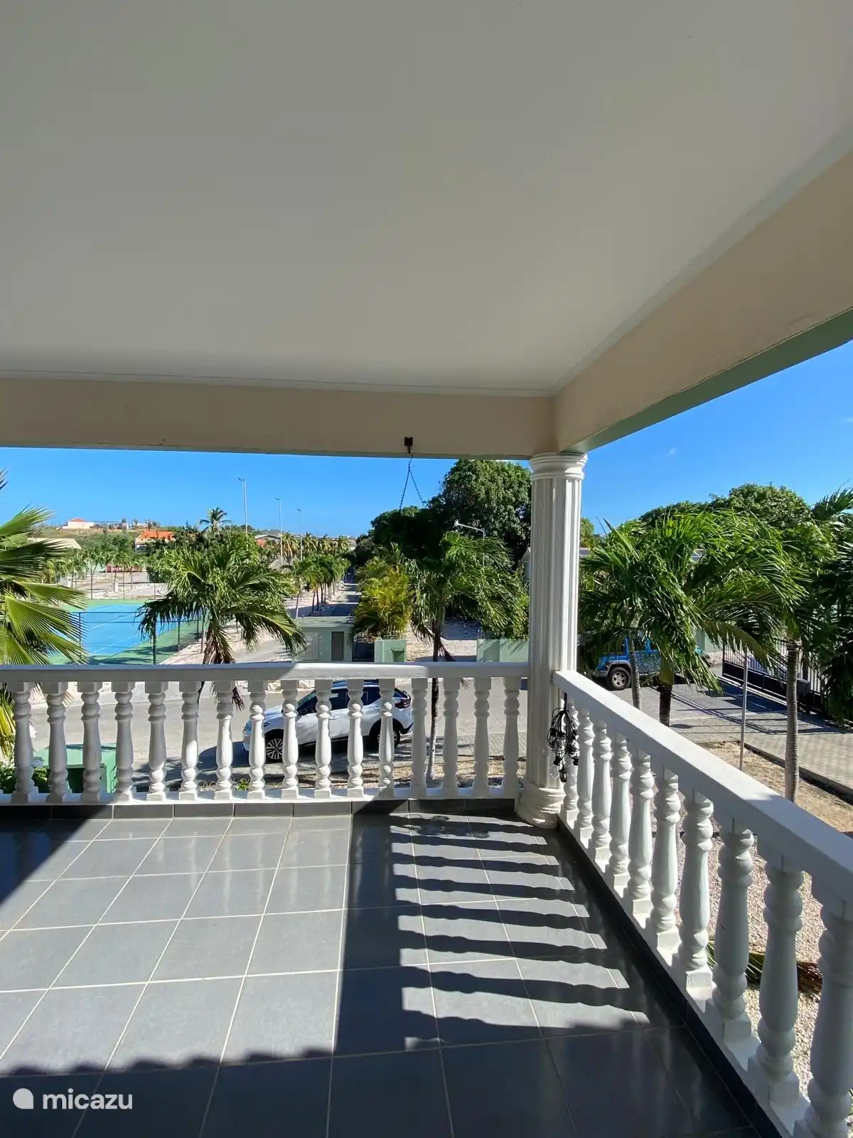 Geräumige Veranda auf der Luvseite, ausgewählt auf dem tropischen Garten, der eine kühlende karibische Brise bietet