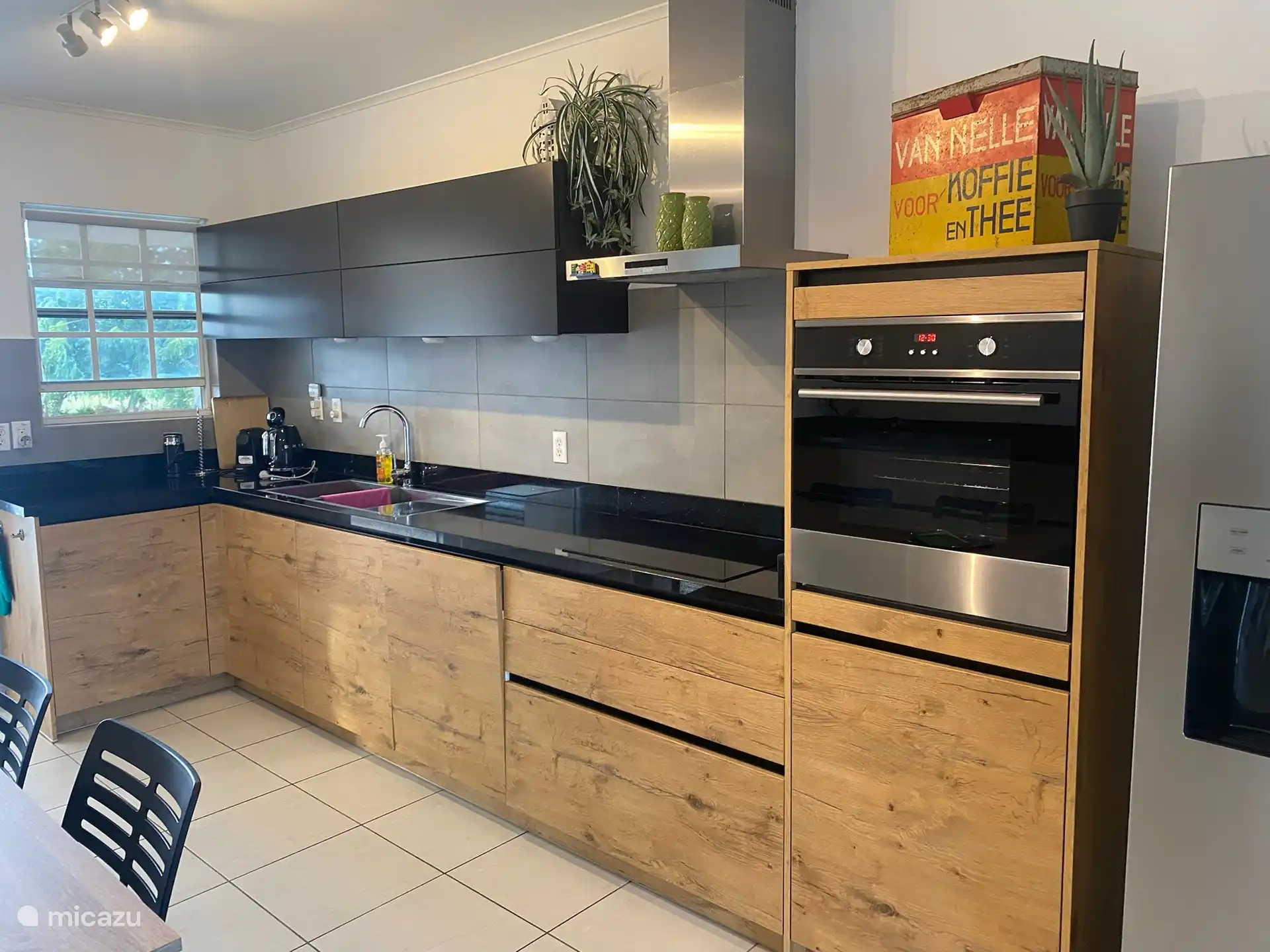 Küche mit Geschirrspüler, Heißluftofen, Nespresso für Kaffee und Milch, Induktionskochfeld mit Dunstabzug und amerikanischem Kühlschrank mit Gefrierfach und Eismaschine