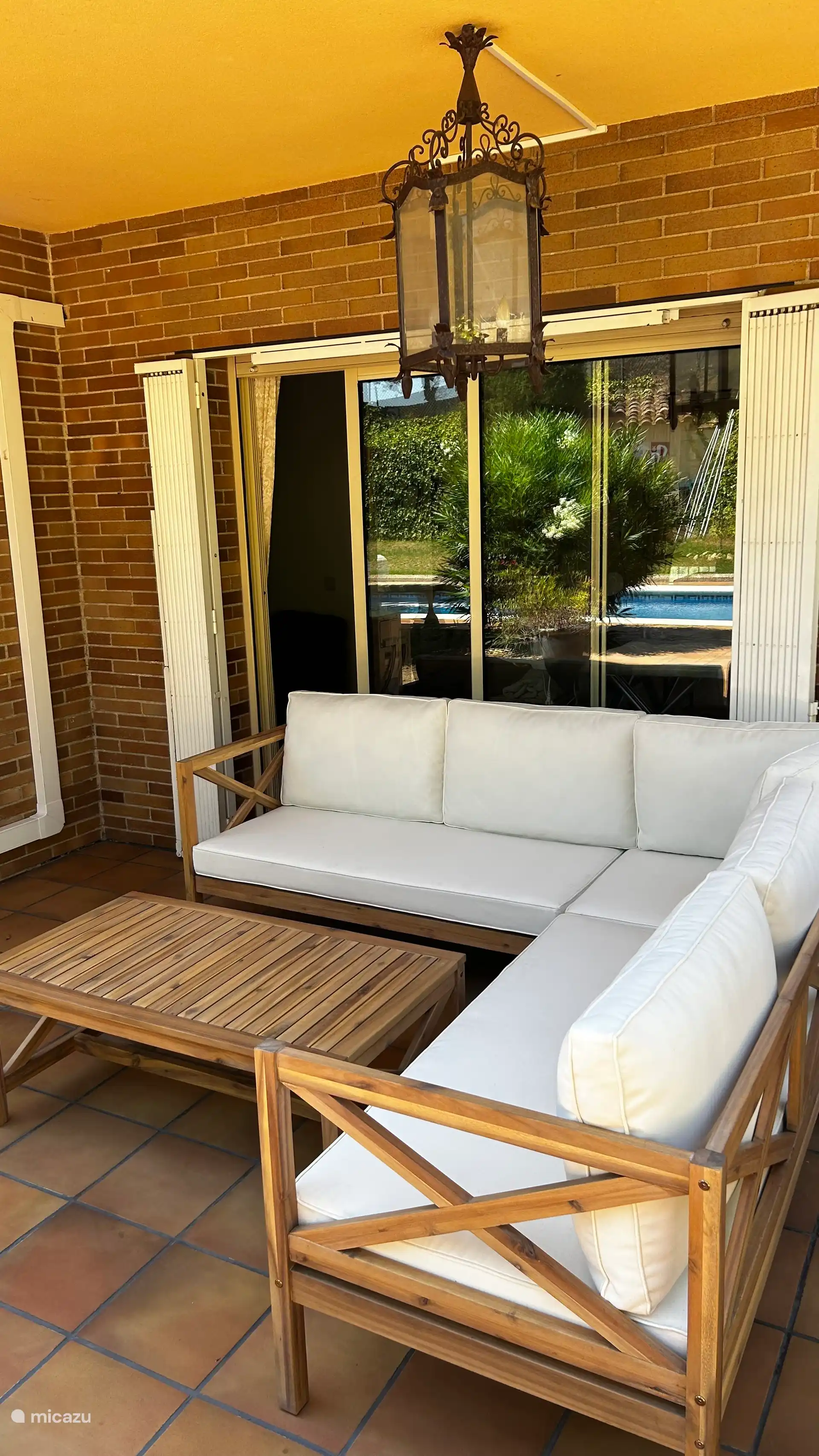 Entspannen Sie sich mit Blick auf den Pool und den Hinterhof