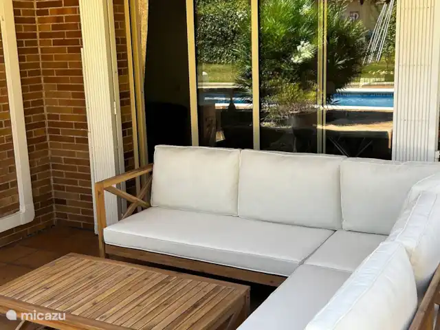 villa huren in Spanje, Costa Brava, Sant Feliu de Guíxols – Villa Casanova  Chill out met uitkijk op het zwembad en de achtertuin