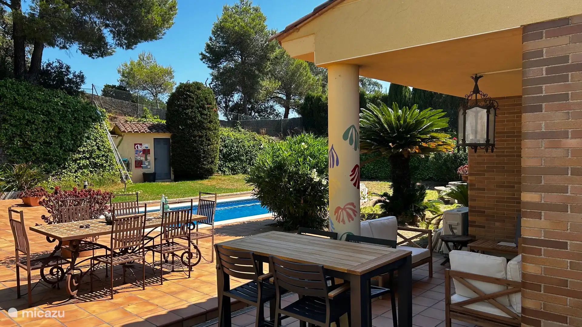 Rückseite des Hauses mit direktem (geschlossenem) Tor in die Natur für einen Spaziergang mit oder ohne Hund