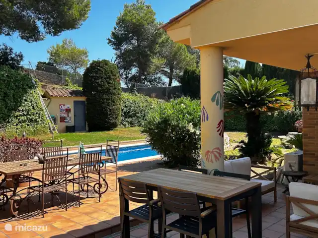 villa huren in Spanje, Costa Brava, Sant Feliu de Guíxols – Villa Casanova  Achterkant van het huis met direct ( afgesloten) hek de natuur in voor een wandeling met of zonder de hond