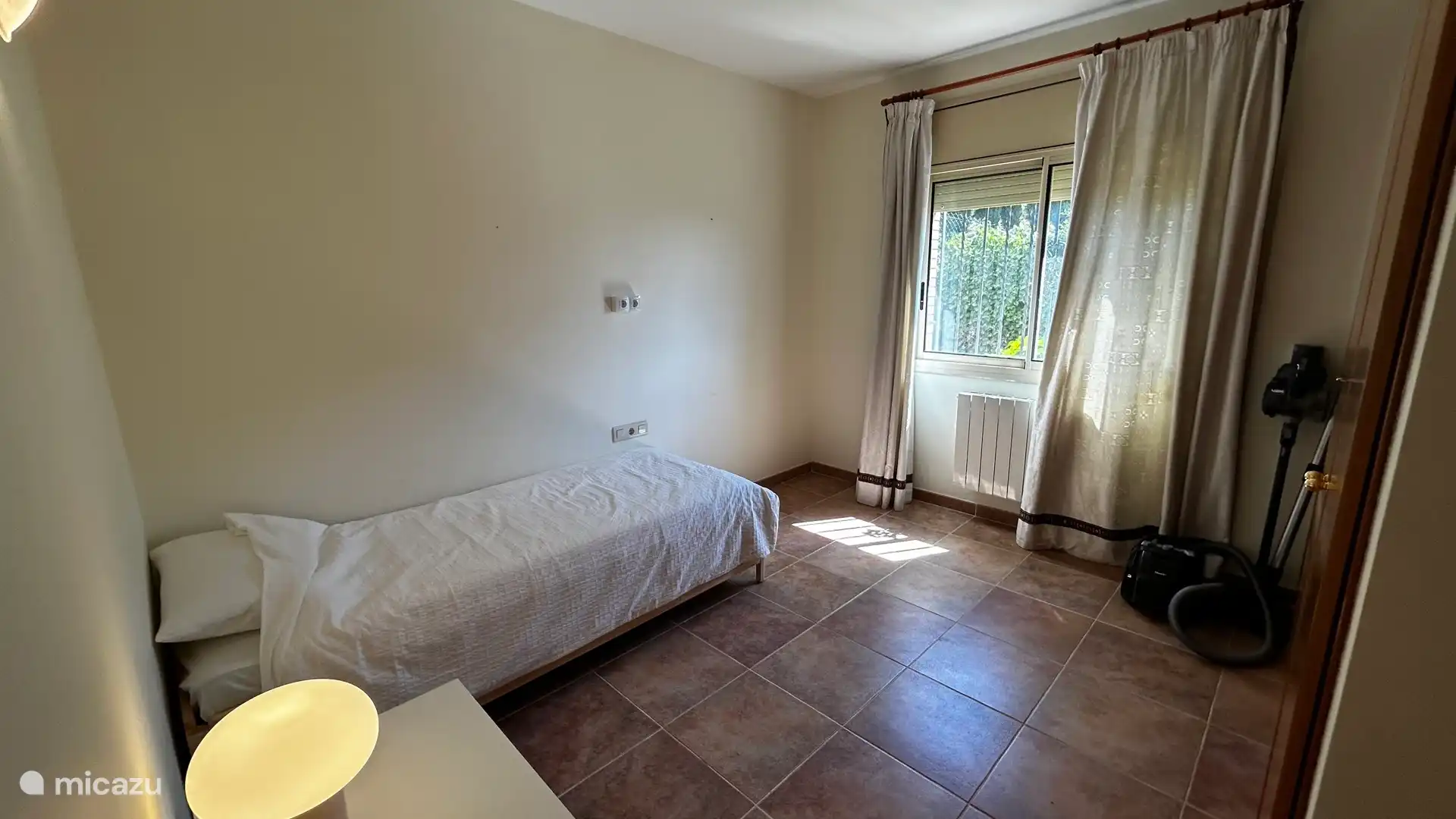 Mittleres Schlafzimmer mit Einzelbett, das als Doppelbett ausgezogen werden kann