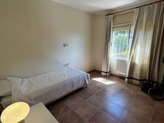 villa huren in Spanje, Costa Brava, Sant Feliu de Guíxols – Villa Casanova  Middelste slaapkamer met eenpersoonsbed dat eventueel uitschuift als een twee persoons bed
