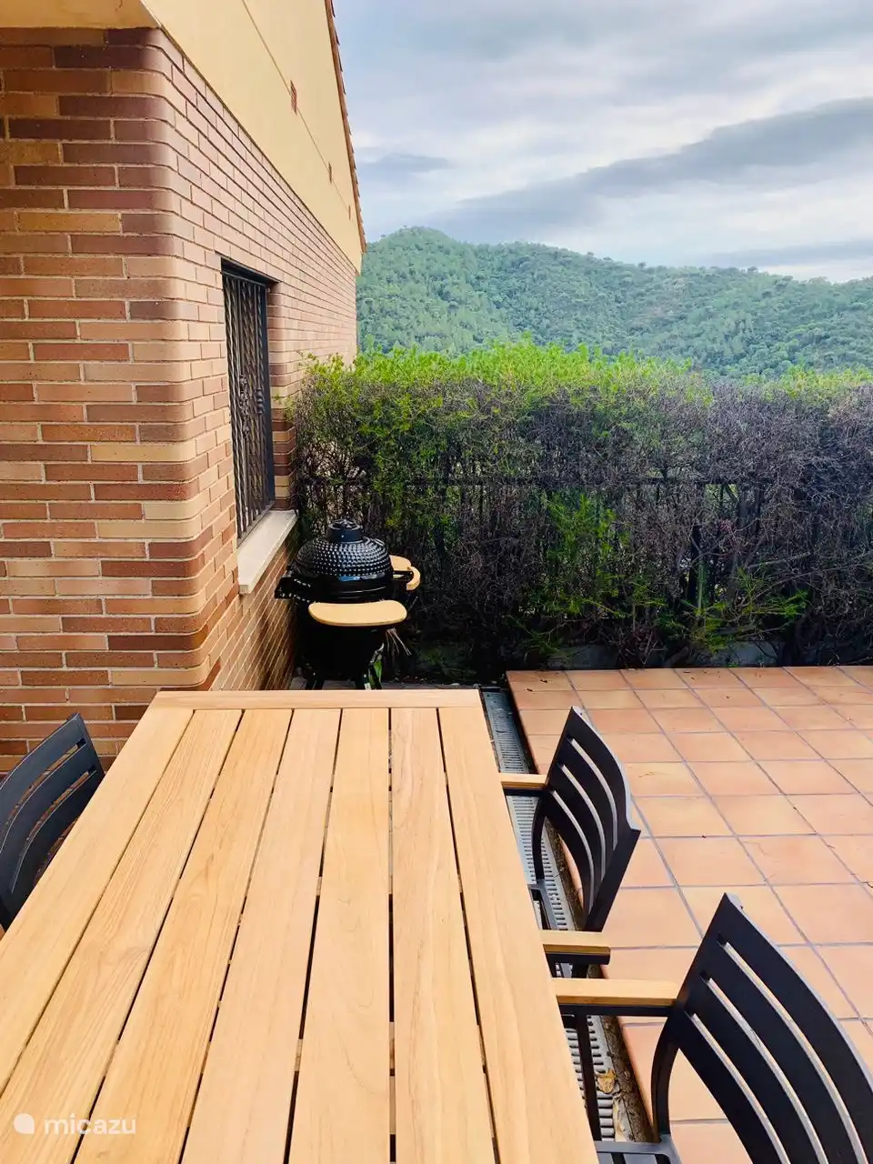 Außentisch zum Frühstück oder während des Grillens