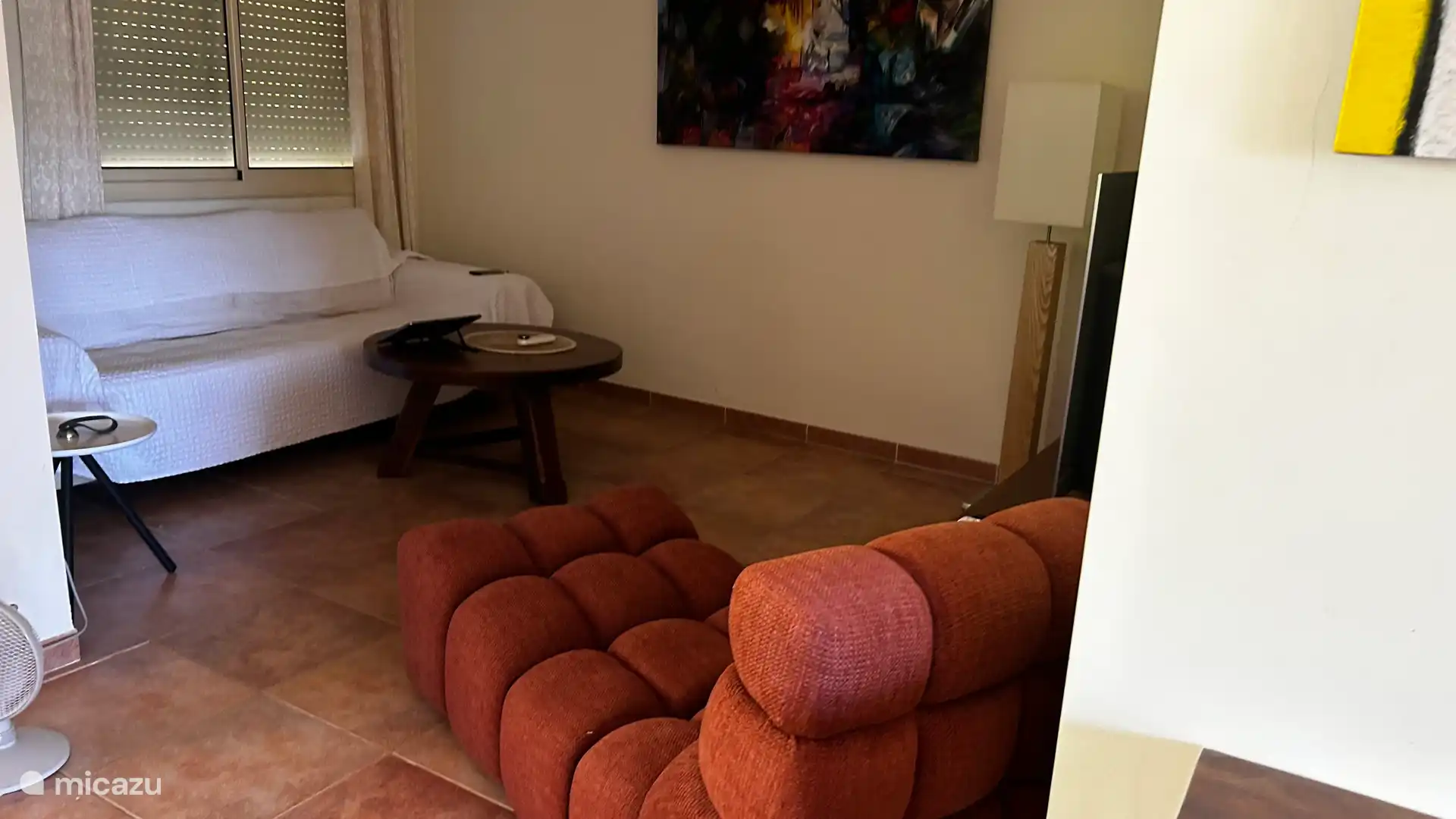 Die TV-Ecke. Oder machen Sie es sich mit einem Buch in der Klimaanlage gemütlich