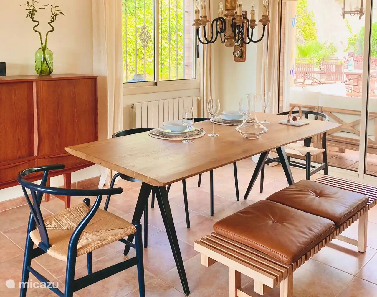 Esstisch mit Blick auf den Pool