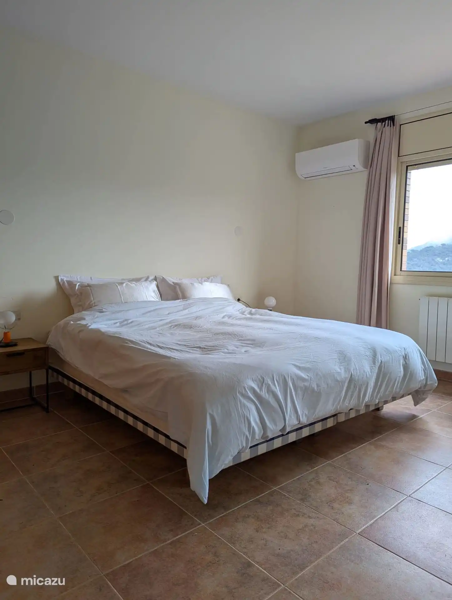 Kingsize-Bett im Hauptschlafzimmer mit Klimaanlage und eigenem Bad 